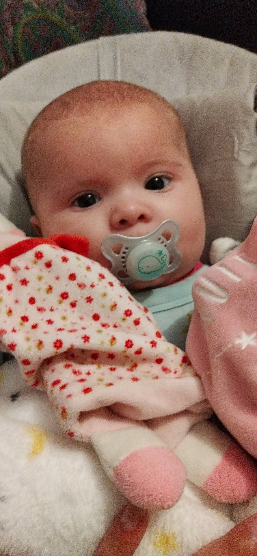 Lea a rejoint le concours — aidez-le/la à gagner de superbes lots ! baby, baby_products, baby_toddler_clothing, carmine, cheek, child, chin, close_up, comfort, eyelash, iris, linens, lip, nose, pattern, peach, person, pink, skin, thumb