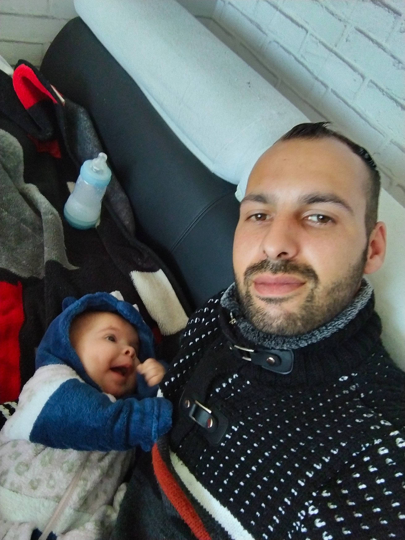 Lea participe au concours pour gagner de l'argent avec cette photo : baby, beard, car_seat, child, comfort, event, eye, facial_hair, family_car, fun, happy, headwear, moustache, pattern, person, selfie, skin, smile, toddler, tradition