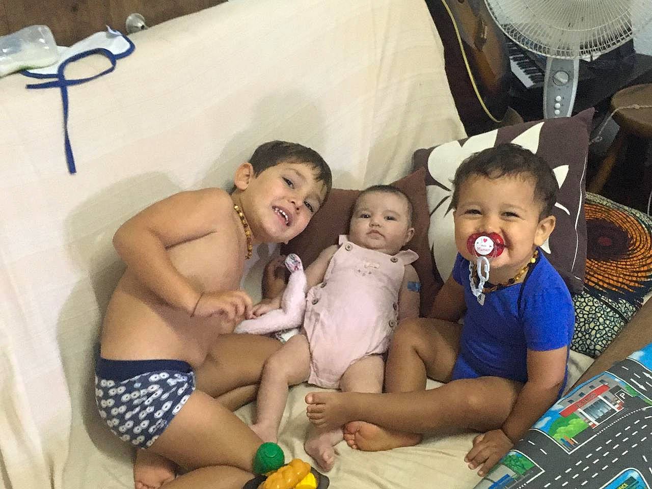 Maria participe au concours pour gagner de l'argent avec cette photo : abdomen, baby, brassiere, chest, child, couch, event, fun, happy, joy, lap, leisure, navel, person, room, shorts, sitting, smile, swimwear, thigh