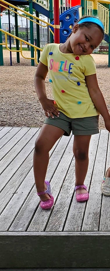 Myka is registered to the contest to win money with this photo: calf, cool, fashion, finger, footwear, fun, hand, human_body, human_leg, joint, joy, knee, leg, person, pink, shoe, shorts, snapshot, summer, thigh