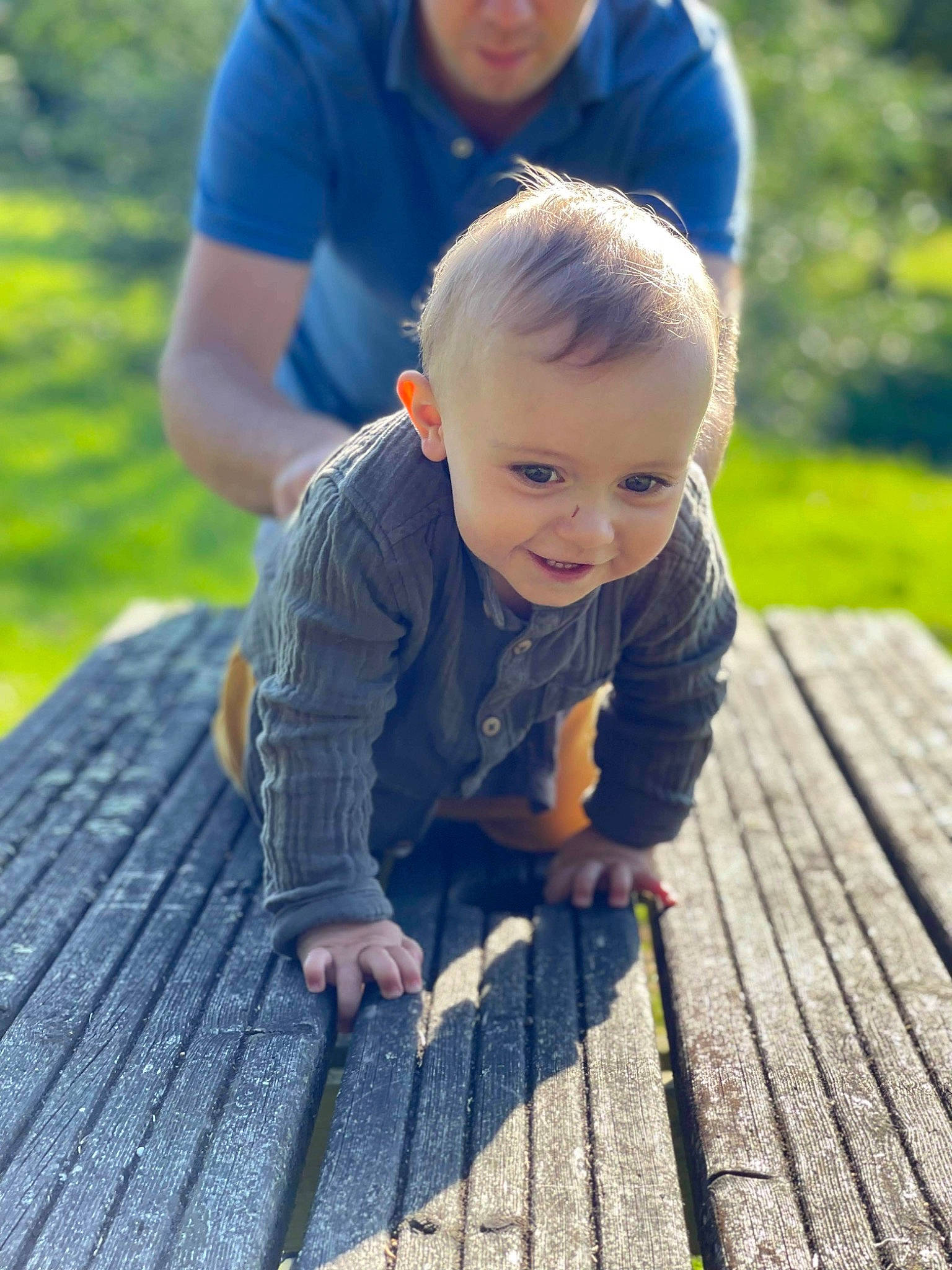 Malcolm a rejoint le concours — aidez-le/la à gagner de superbes lots ! baby, child, electric_blue, face, flooring, fun, grass, grass_family, happy, lawn, leaf, leisure, people_in_nature, person, plant, sitting, smile, standing, toddler, tree