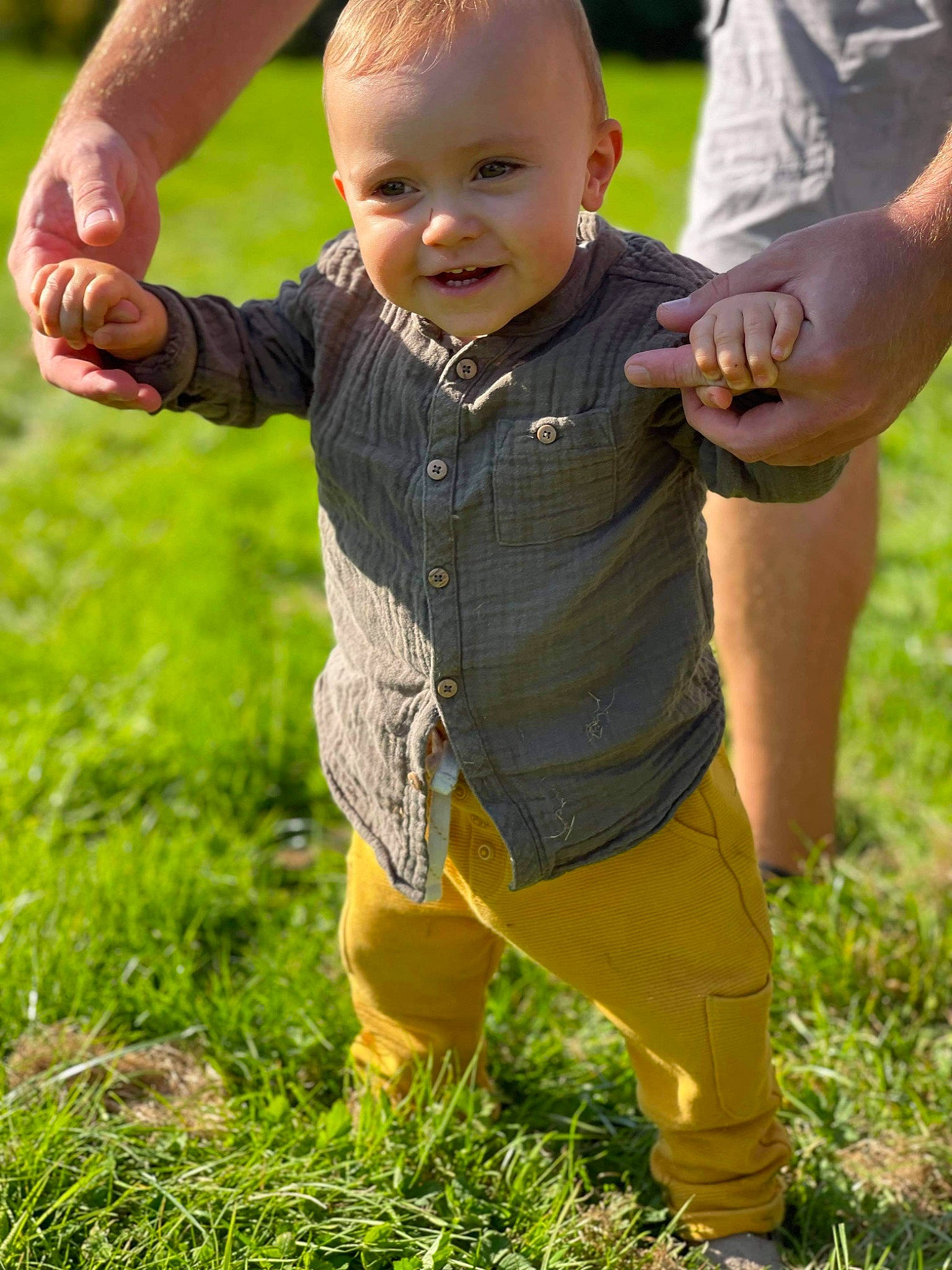 Malcolm a rejoint le concours — aidez-le/la à gagner de superbes lots ! baby, baby_toddler_clothing, child, eye, finger, fun, gesture, grass, grassland, hand, happy, meadow, people_in_nature, person, plant, sleeve, smile, standing, summer, thumb
