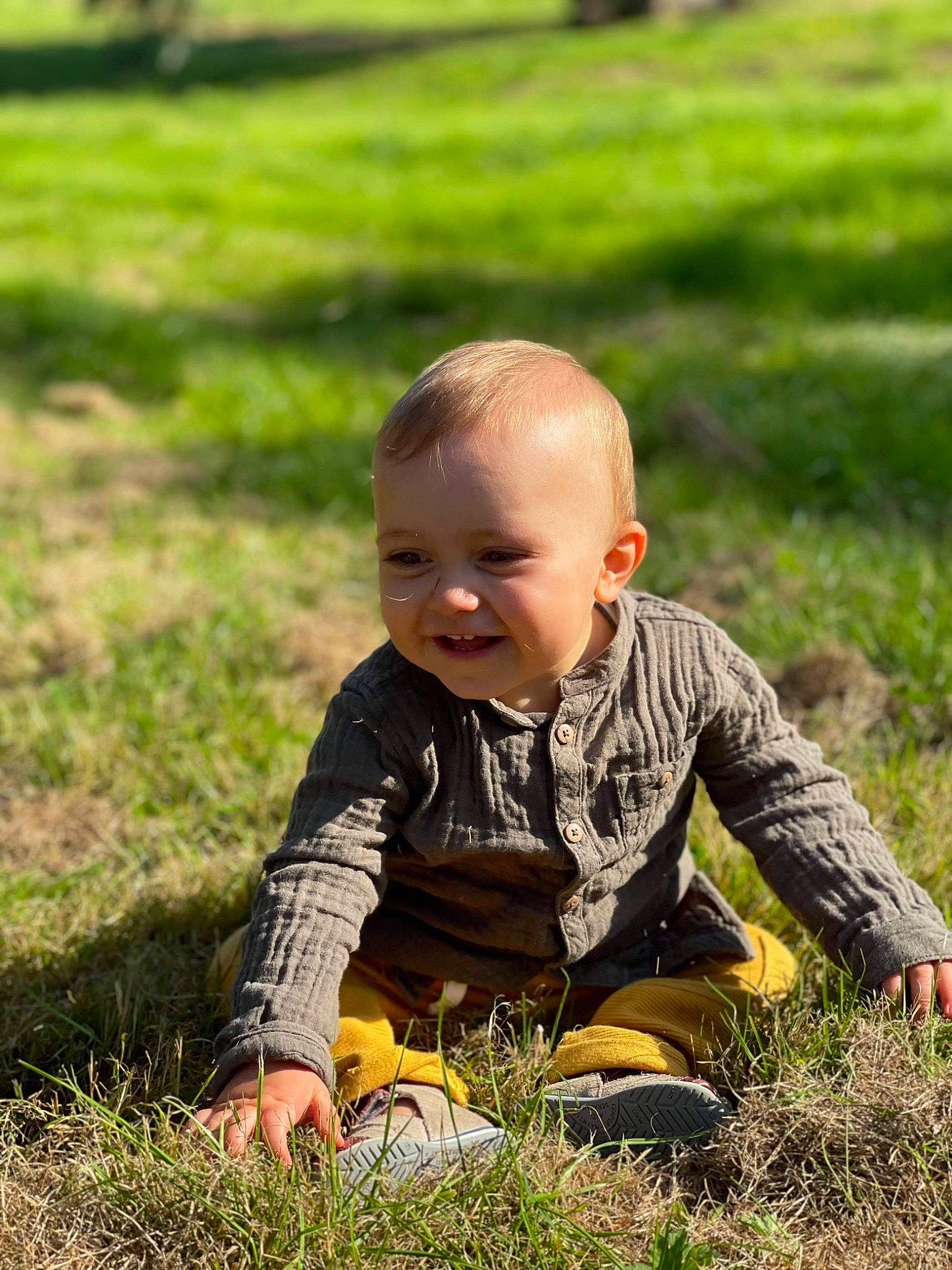 Malcolm a rejoint le concours — aidez-le/la à gagner de superbes lots ! baby, baby_toddler_clothing, dress, eye, face, flash_photography, fun, grass, grass_family, grassland, happy, joy, lawn, leisure, meadow, people_in_nature, person, plant, smile, toddler