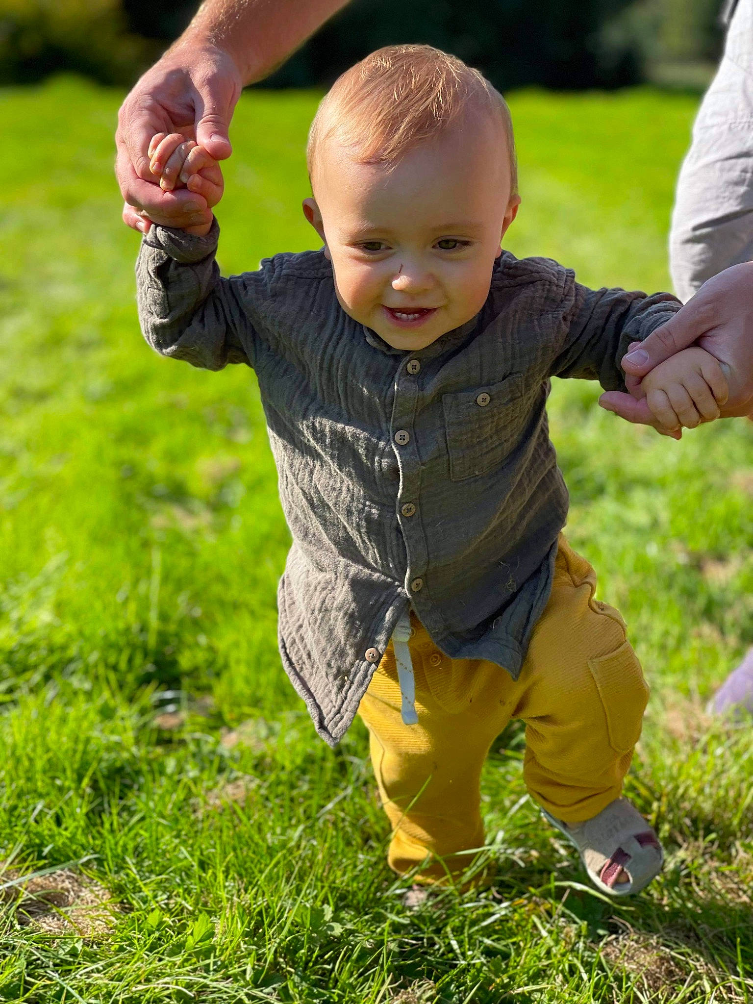 Malcolm a rejoint le concours — aidez-le/la à gagner de superbes lots ! baby, baby_toddler_clothing, child, finger, fun, gesture, grass, grass_family, grassland, hand, happy, head, human_body, joy, lawn, leisure, meadow, people_in_nature, person, plant