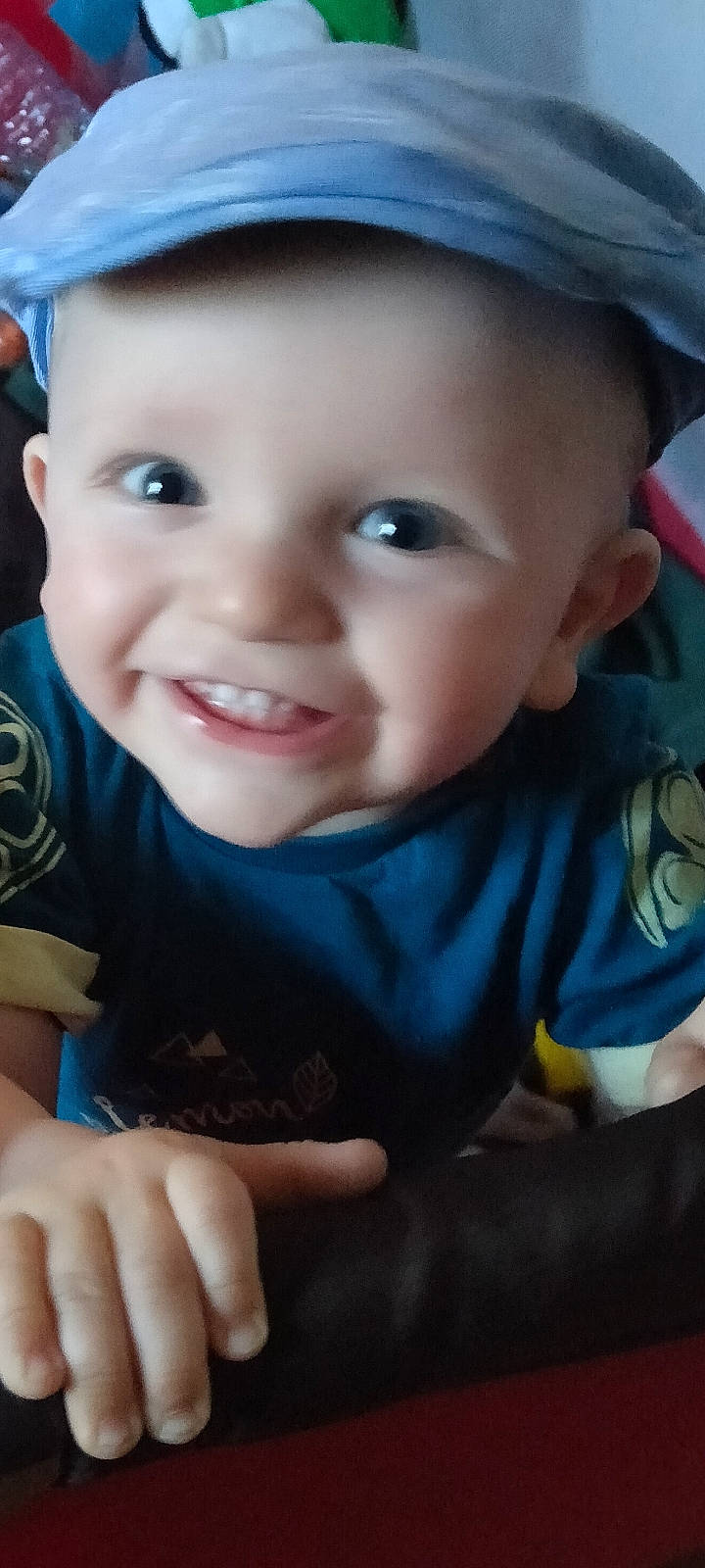 Ezzio a rejoint le concours — aidez-le/la à gagner de superbes lots ! azure, baby, baby_toddler_clothing, blue, cheek, chin, cool, eye, eyebrow, finger, gesture, happy, iris, joy, lip, mouth, nose, person, product, skin