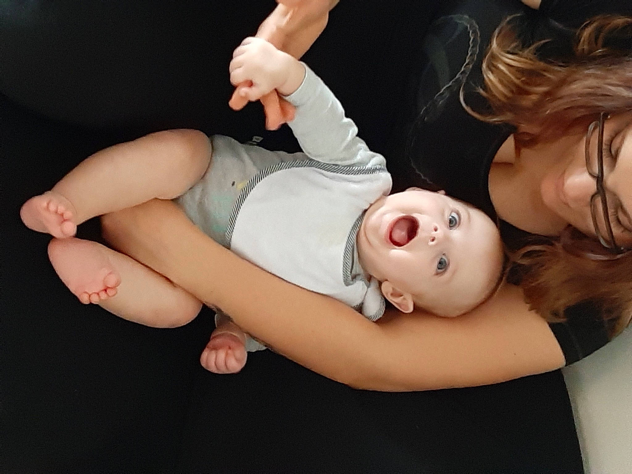 Haydan participe au concours pour gagner de l'argent avec cette photo : arm, baby, child, ear, hand, happy, human, human_body, joint, leg, neck, person, photo_shoot, play, product, thigh, toddler