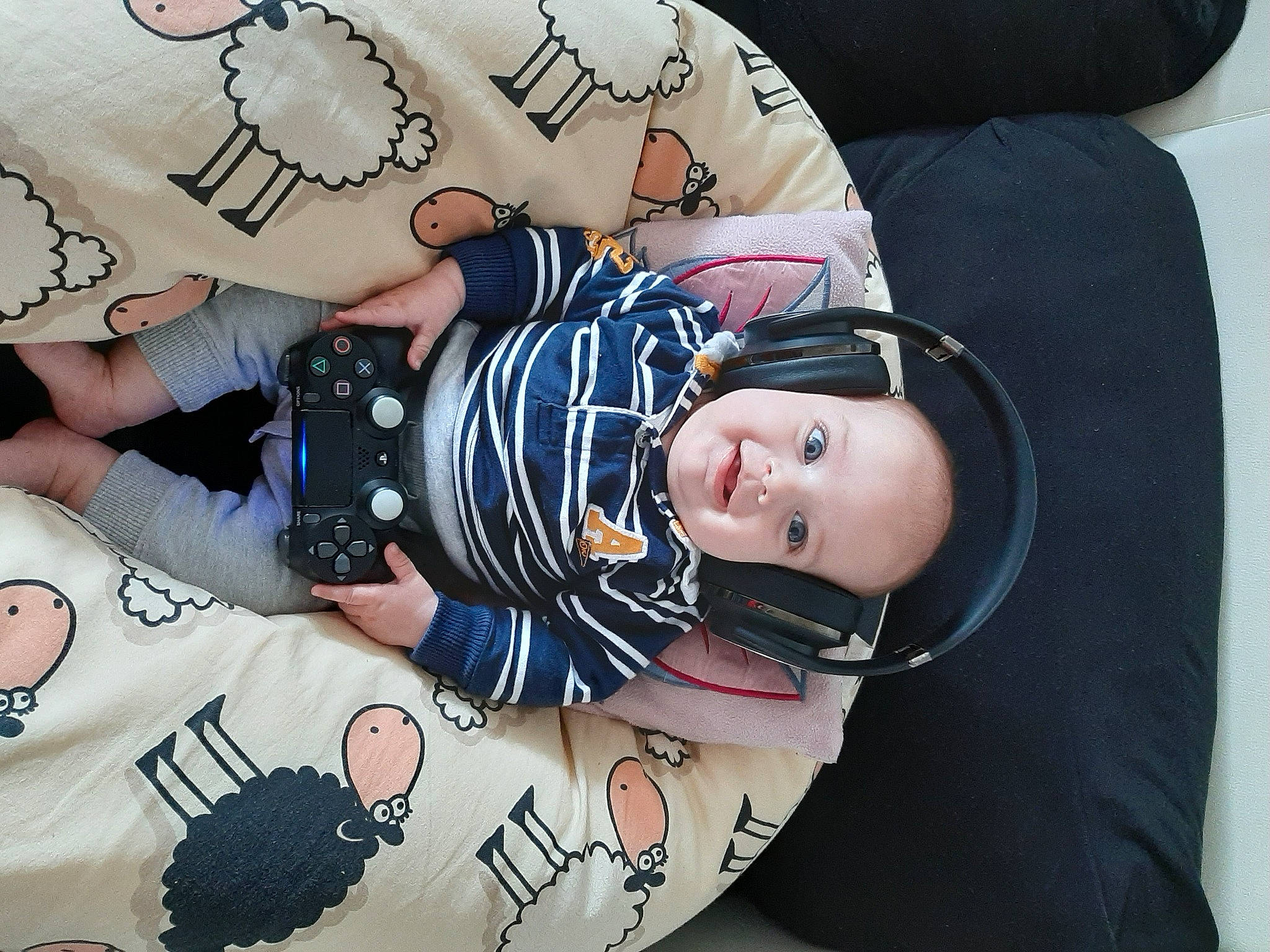 Haydan participe au concours pour gagner de l'argent avec cette photo : arm, baby, child, cool, leg, nap, person, sleep, sleeve, toddler