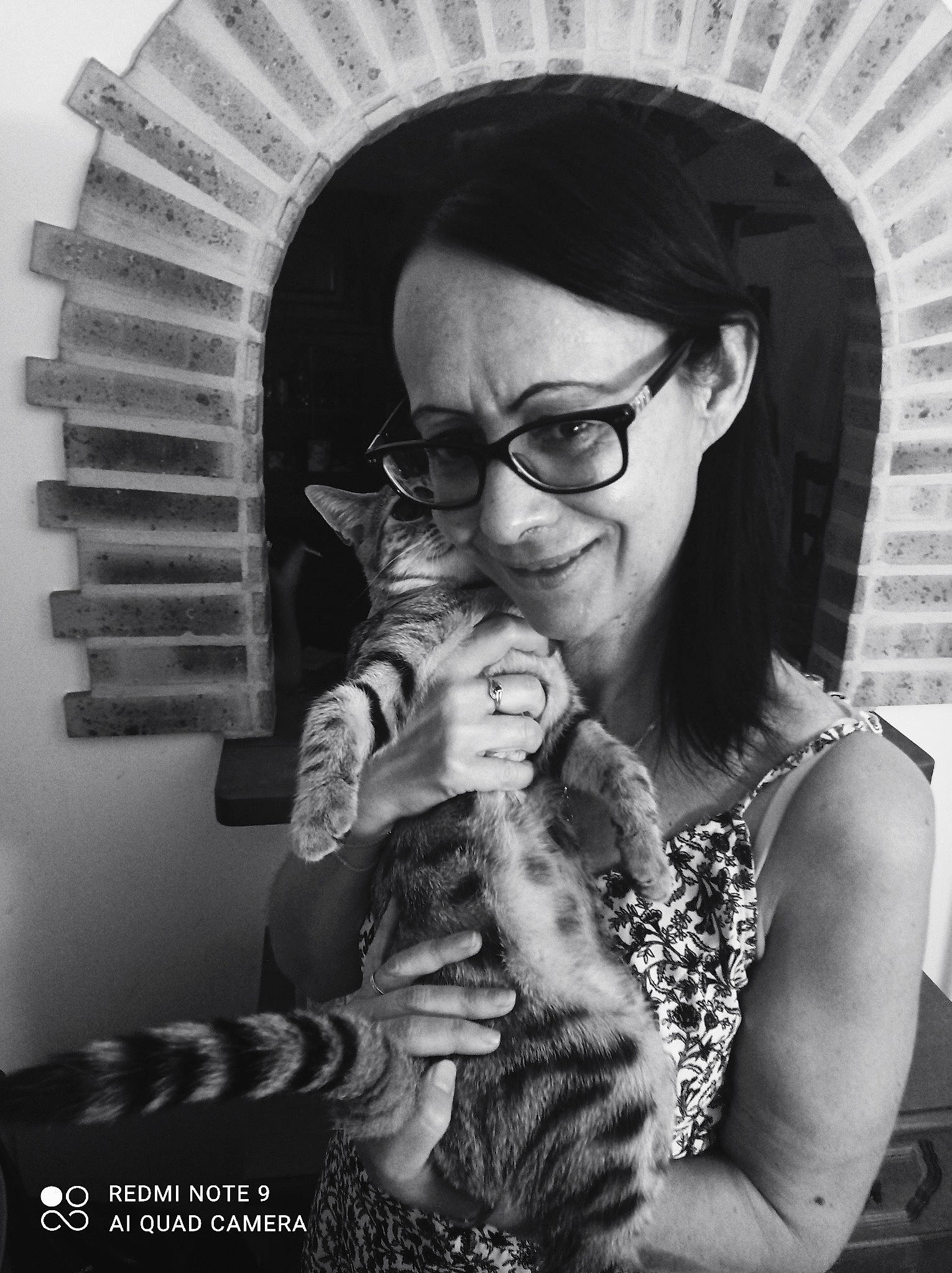 Kaline participe au concours pour gagner de l'argent avec cette photo : black, black_and_white, black_hair, carnivore, cat, cool, eyewear, felidae, flash_photography, gesture, glasses, hand, human, monochrome, monochrome_photography, small_to_medium_sized_cats, smile, style, vision_care, whiskers
