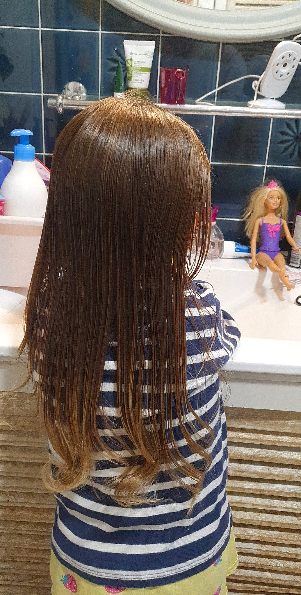 Iloua participe au concours pour gagner de l'argent avec cette photo : bangs, black_hair, fashion, hair, hairstyle, head, human, human_body, joint, layered_hair, liver, long_hair, neck, organ, people, person, shoulder, standing, step_cutting, textile