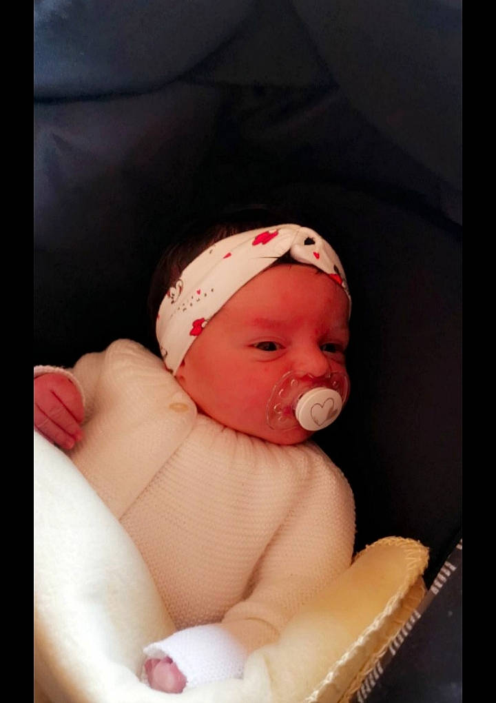 Cloé a rejoint le concours — aidez-le/la à gagner de superbes lots ! baby, birth, cheek, child, flesh, headgear, headwear, joy, mouth, person, pink, toddler