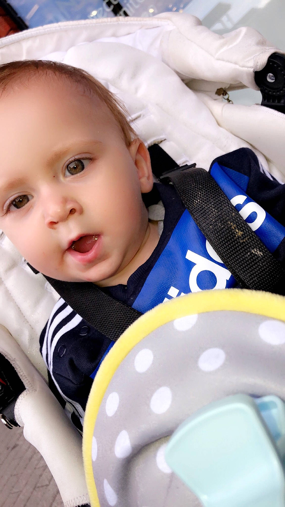 Mathylio a rejoint le concours — aidez-le/la à gagner de superbes lots ! baby, baby_carriage, baby_products, baby_toddler_clothing, carmine, cheek, child, comfort, electric_blue, eyelash, fun, happy, headgear, person, personal_protective_equipment, sitting, skin, sleeve, sports_gear, toddler