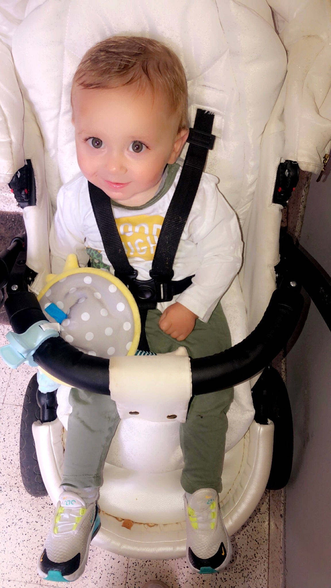 Mathylio participe au concours pour gagner de l'argent avec cette photo : baby, baby_carriage, baby_products, baby_toddler_clothing, chair, child, comfort, costume, electric_blue, fun, human_leg, knee, person, personal_protective_equipment, product, service, sitting, thumb, toddler, white