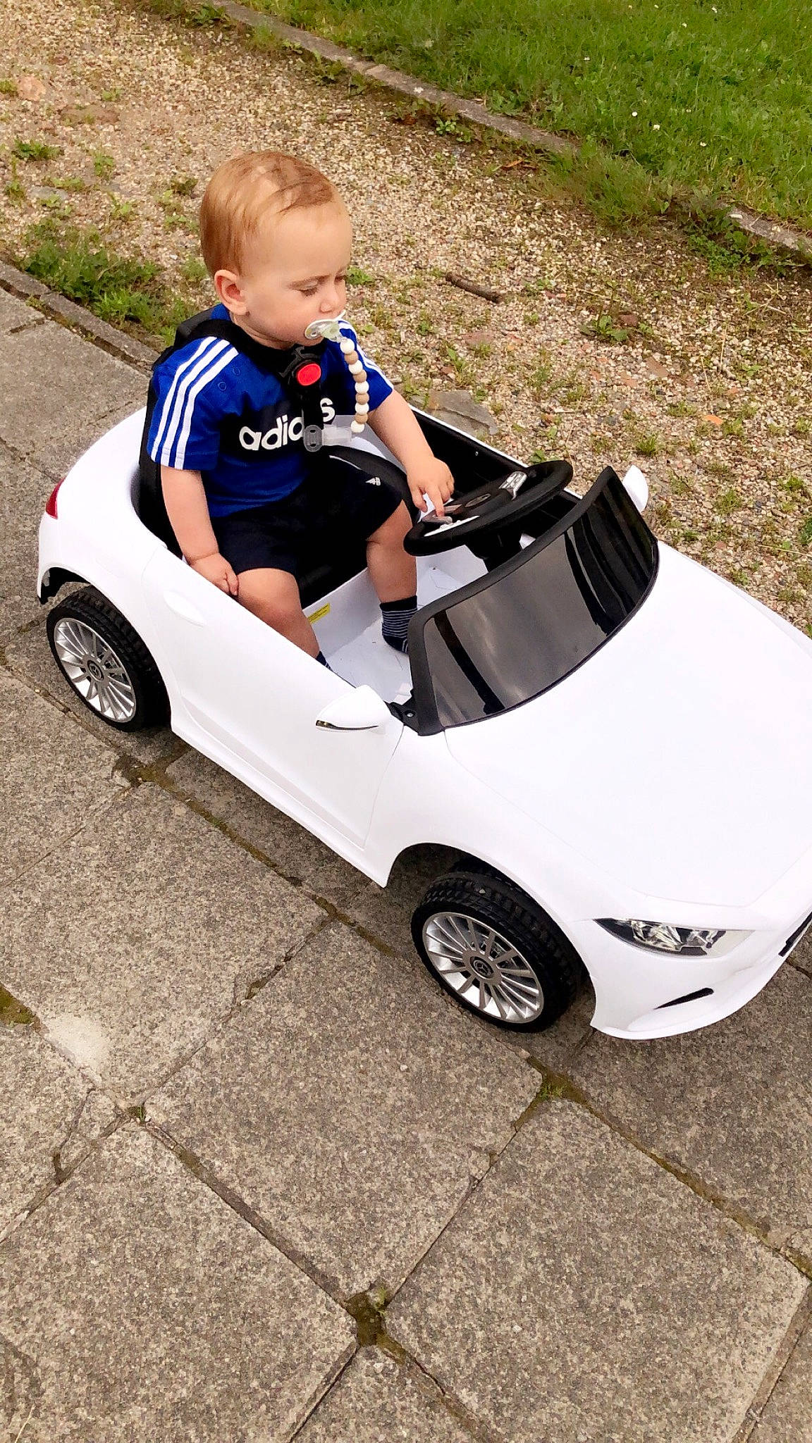 Mathylio a rejoint le concours — aidez-le/la à gagner de superbes lots ! alloy_wheel, auto_part, automotive_design, automotive_exterior, automotive_tire, automotive_wheel_system, bumper, car, child, fender, hood, hubcap, motor_vehicle, person, personal_luxury_car, rim, tire, toddler, vehicle, vehicle_door