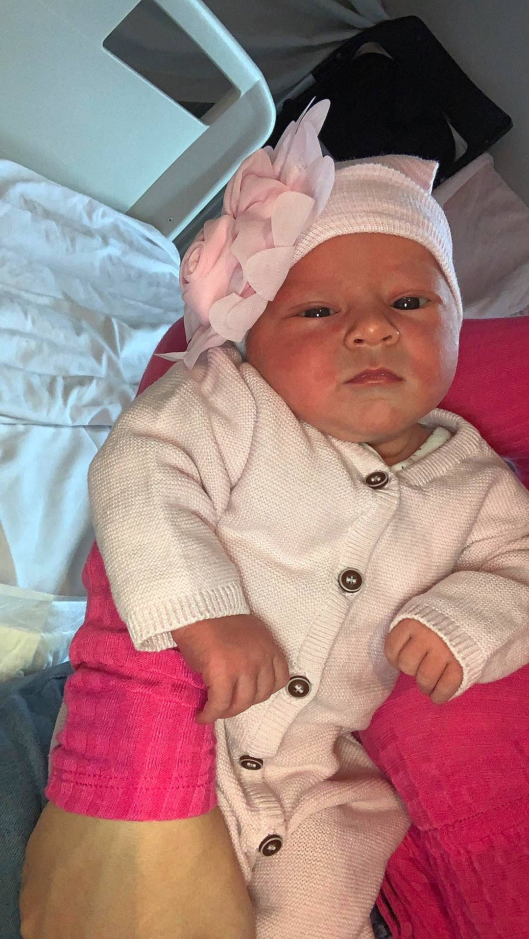 Nathalya participe au concours pour gagner de l'argent avec cette photo : baby, baby_toddler_clothing, cap, cheek, chin, comfort, finger, hand, happy, headwear, human_body, laptop, linens, lip, mouth, nose, person, pink, skin, sleeve