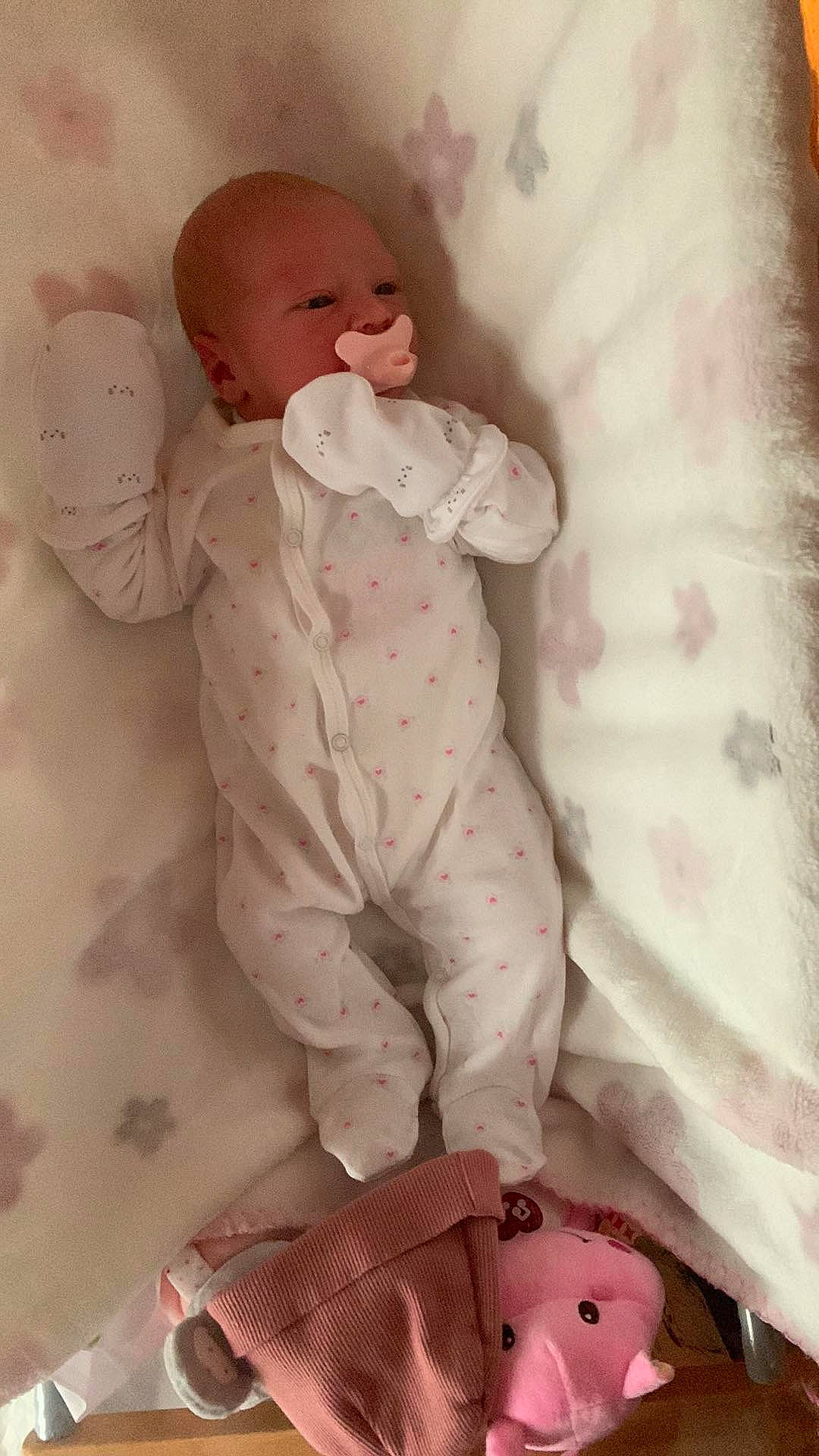 Nathalya a rejoint le concours — aidez-le/la à gagner de superbes lots ! baby, baby_products, baby_sleeping, baby_toddler_clothing, bag, bedding, child, collar, comfort, dress_shirt, linens, pattern, peach, person, pink, room, shoulder_bag, sleeve, textile, toddler