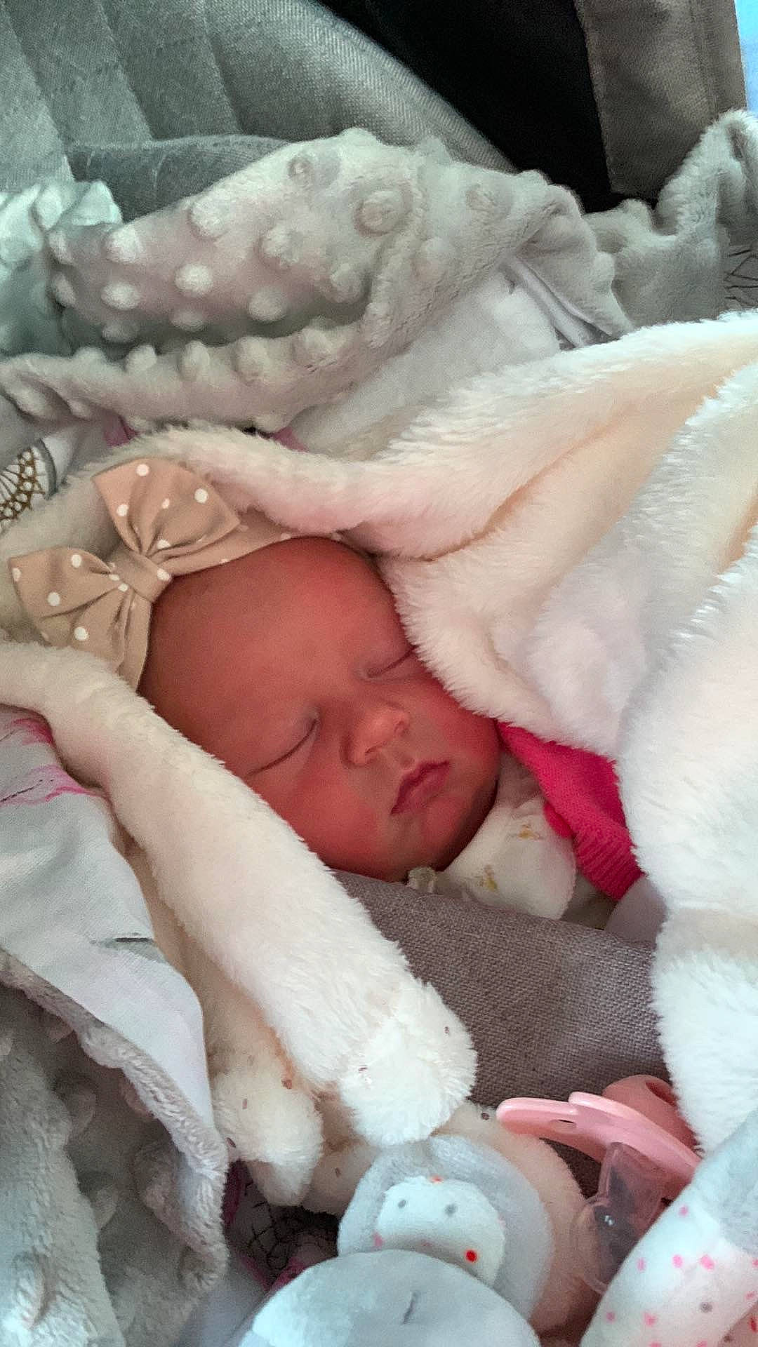 Nathalya a rejoint le concours — aidez-le/la à gagner de superbes lots ! baby, baby_products, baby_sleeping, baby_toddler_clothing, bed, bedding, bedtime, cheek, child, comfort, eye, fur, gesture, head, linens, nail, person, skin, textile, toddler