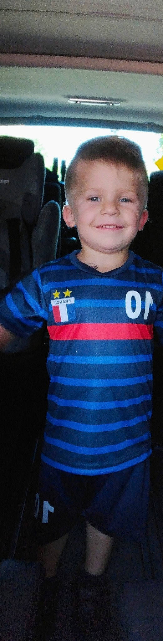 Tymëo a rejoint le concours — aidez-le/la à gagner de superbes lots ! baby_toddler_clothing, black, blue, cool, electric_blue, goggles, happy, head, human_body, joy, neck, pattern, person, personal_protective_equipment, shoulder, sleeve, smile, sunglasses, t_shirt, toddler