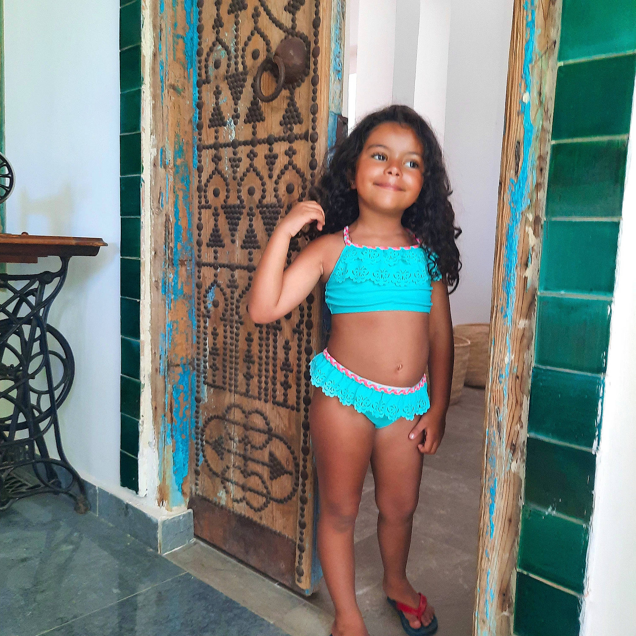 Aicha participe au concours pour gagner de l'argent avec cette photo : abdomen, aqua, arm, azure, black_hair, blue, clothing, floor, hair, human_body, joy, leg, lingerie, neck, person, shoulder, swimwear, textile, thigh, trunk