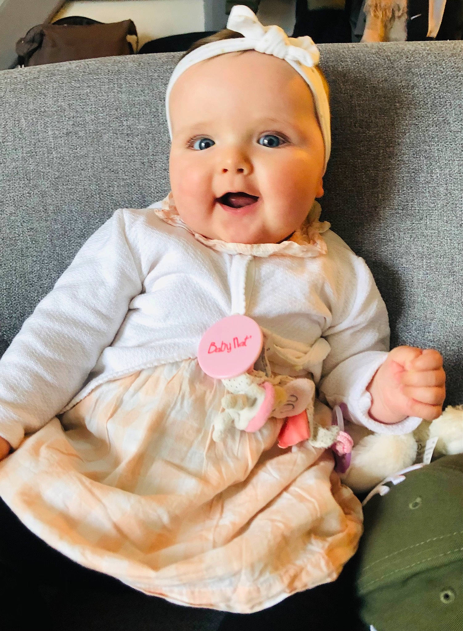 Alice a rejoint le concours — aidez-le/la à gagner de superbes lots ! baby, baby_products, baby_safety, baby_toddler_clothing, cheek, child, comfort, couch, fashion_accessory, finger, happy, head, linens, peach, person, pink, sitting, skin, sleeve, smile