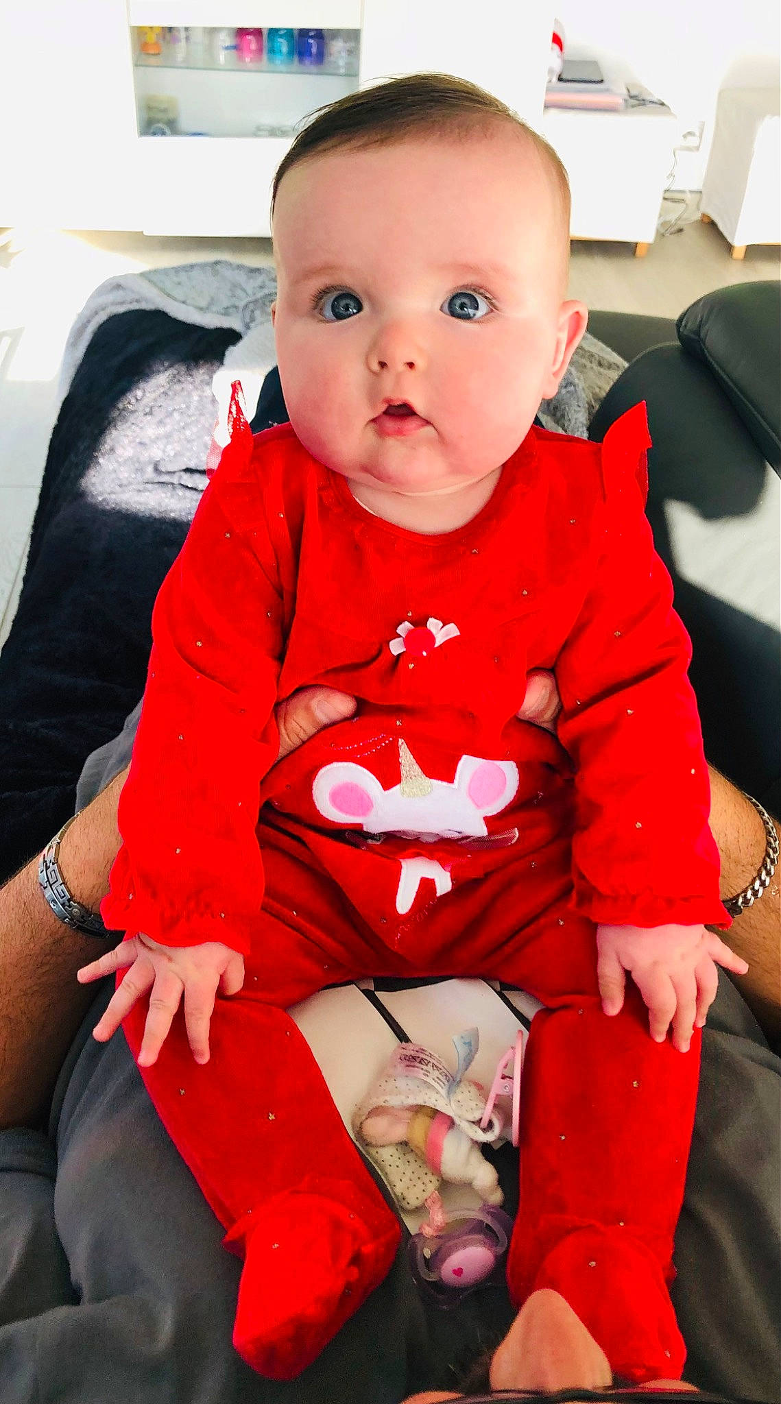 Alice a rejoint le concours — aidez-le/la à gagner de superbes lots ! arm, baby, baby_toddler_clothing, beauty, cheek, child, comfort, face, finger, hand, happy, head, iris, lip, mouth, person, red, skin, sleeve, toddler