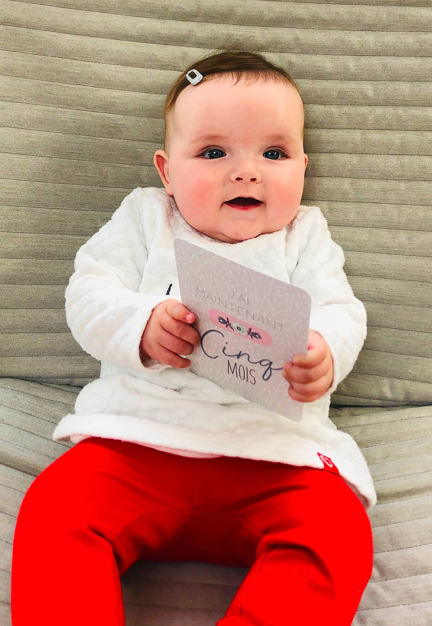 Alice a rejoint le concours — aidez-le/la à gagner de superbes lots ! baby, baby_toddler_clothing, cheek, child, chin, collar, comfort, eye, face, flash_photography, happy, person, pink, sitting, skin, sleeve, smile, t_shirt, thigh, toddler