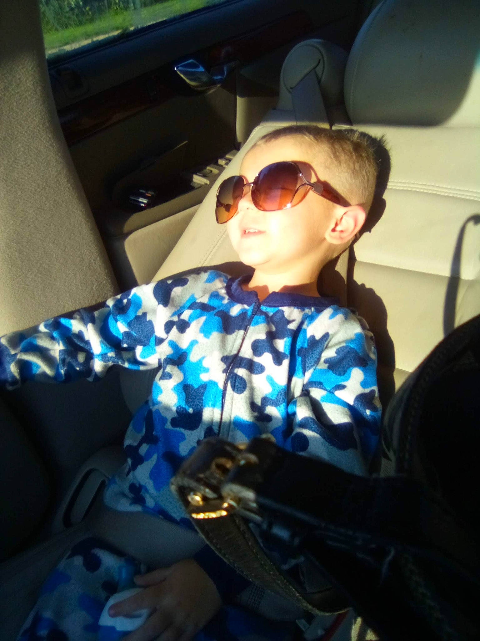 Damon is registered to the contest to win money with this photo: auto_part, automotive_design, automotive_exterior, car_seat, car_seat_cover, child, electric_blue, eyewear, family_car, fun, glasses, goggles, head_restraint, motor_vehicle, person, personal_luxury_car, sunglasses, tints_and_shades, vehicle, vehicle_door