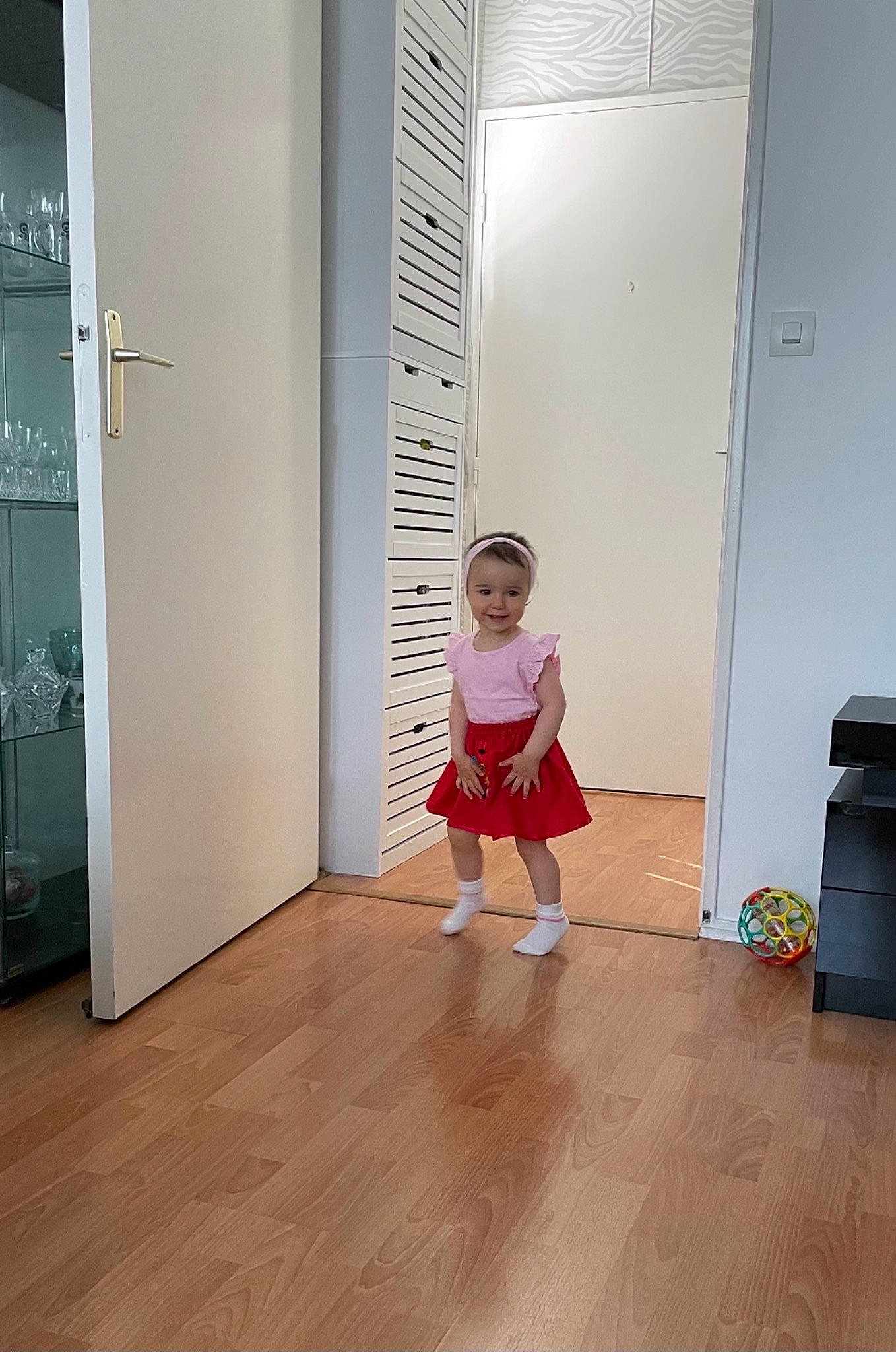 Stéphanie a rejoint le concours — aidez-le/la à gagner de superbes lots ! baby_toddler_clothing, ceiling, child, cleanliness, door, floor, flooring, fun, hardwood, home_door, interior_design, joy, laminate_flooring, leg, person, product, sleeve, toddler, varnish, wood