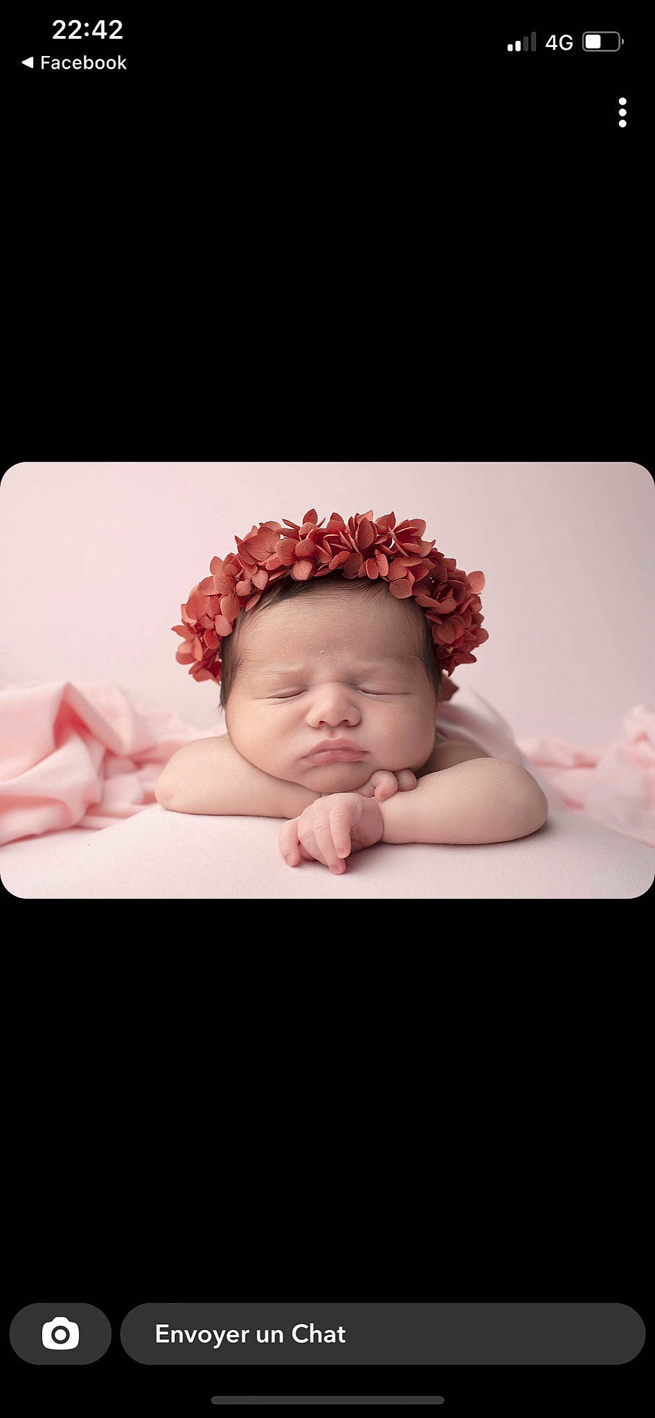 Romy a rejoint le concours — aidez-le/la à gagner de superbes lots ! baby, baby_sleeping, baby_toddler_clothing, beanie, cap, cheek, comfort, fashion_accessory, flash_photography, hair_accessory, happy, headband, headgear, headpiece, knit_cap, linens, magenta, person, petal, pink