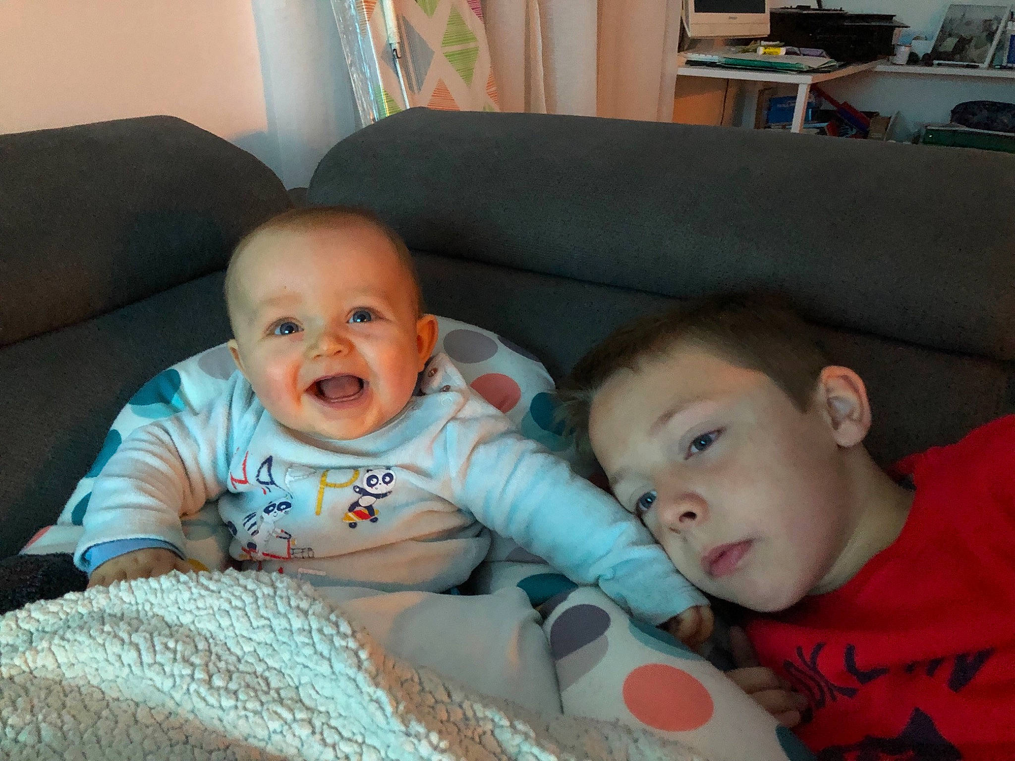 Camille a rejoint le concours — aidez-le/la à gagner de superbes lots ! baby, baby_products, baby_toddler_clothing, cheek, child, comfort, couch, fun, happy, iris, lap, linens, living_room, person, room, sitting, skin, smile, t_shirt, toddler