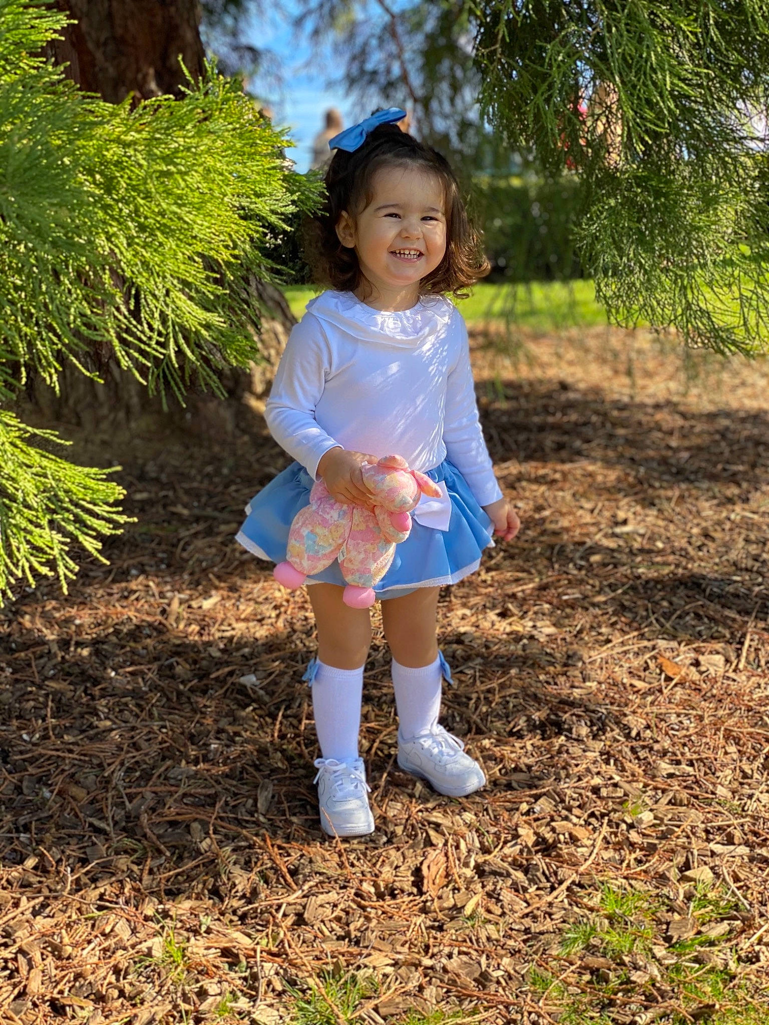 Ariana participe au concours pour gagner de l'argent avec cette photo : arm, blond, boot, child, clothing, electric_blue, eye, grass, hair, happy, human_body, human_leg, joy, knee, leaf, people_in_nature, person, plant, smile, thigh