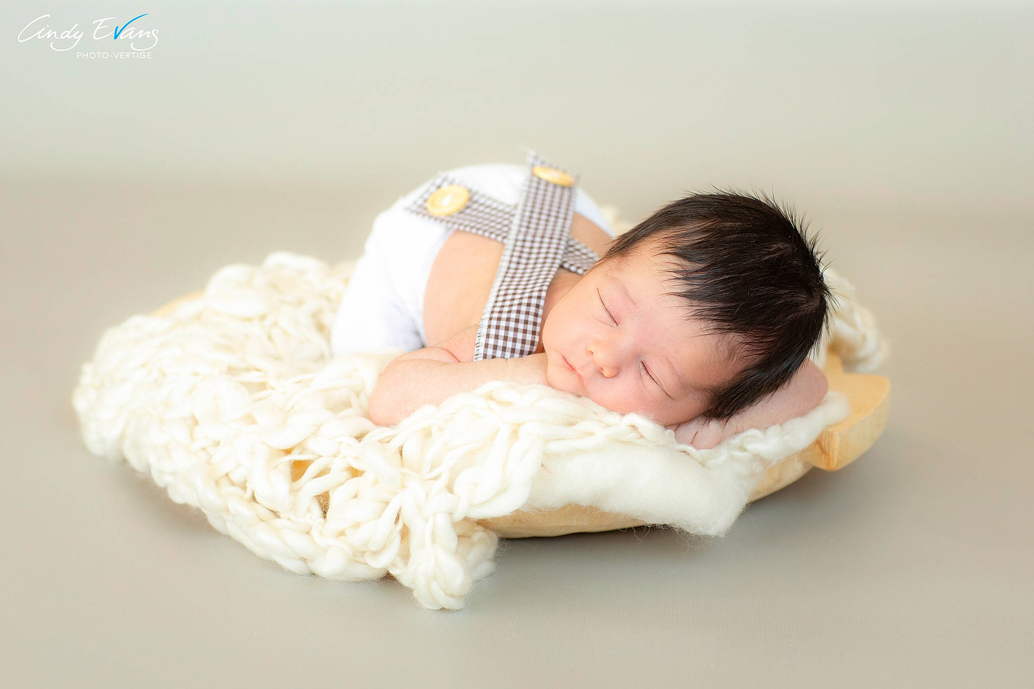 Ariana participe au concours pour gagner de l'argent avec cette photo : arm, baby, baby_products, baby_sleeping, baby_toddler_clothing, comfort, couch, fashion_accessory, flash_photography, fur, hair_accessory, happy, headband, headpiece, jewellery, linens, pattern, person, sitting, sleeve