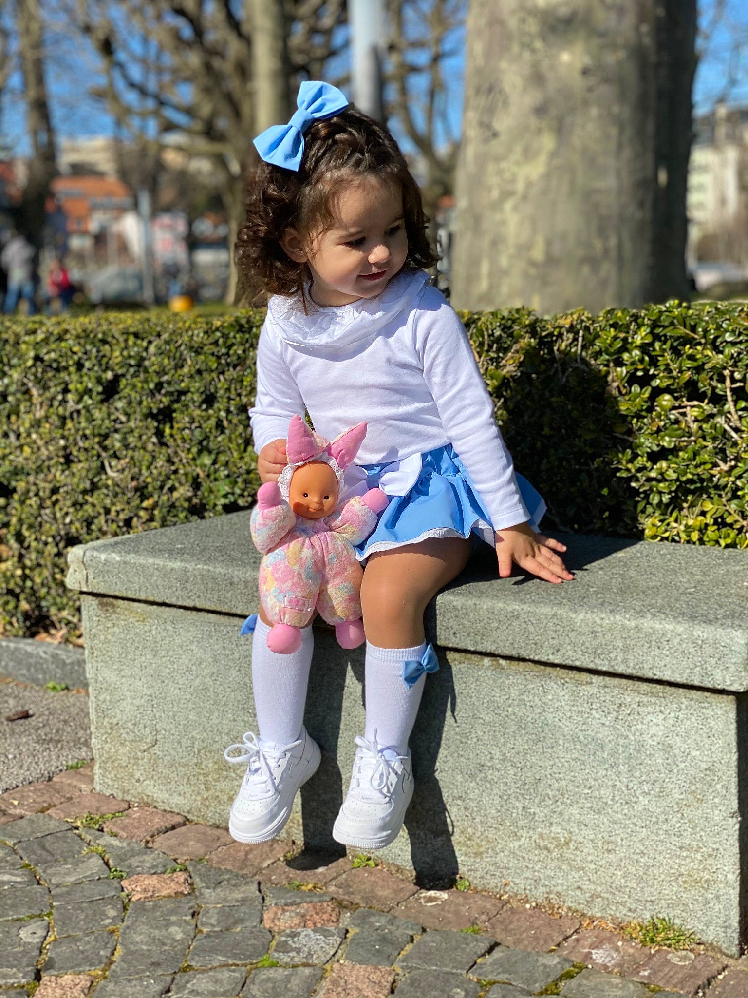 Ariana a rejoint le concours — aidez-le/la à gagner de superbes lots ! arm, footwear, grass, hair, hand, happy, head, knee, leaf, leg, person, plant, shoulder, sleeve, sock, street_fashion, t_shirt, thigh, toddler, tree