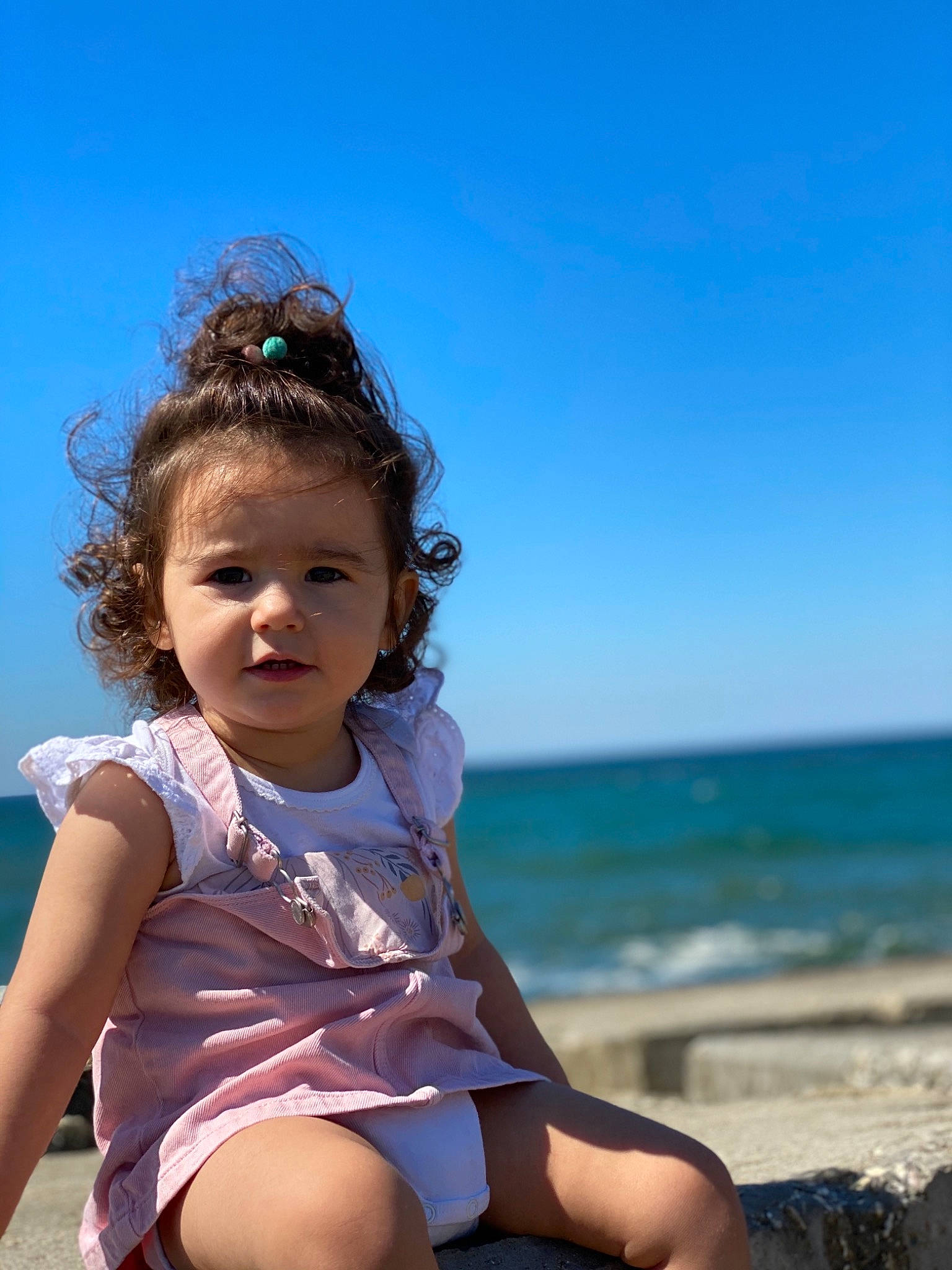 Ariana a rejoint le concours — aidez-le/la à gagner de superbes lots ! baby_toddler_clothing, blue, eye, face, flash_photography, fun, grass, happy, head, iris, people_in_nature, person, photograph, skin, sky, smile, summer, sunlight, toddler, travel