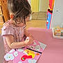Kayline participe au concours pour gagner de l'argent avec cette photo : applique, bodypart, child, face, female, finger, furniture, girl, hand, head, indoors, interiordesign, kindergarten, pattern, pen, person, photography, portrait, reading, table