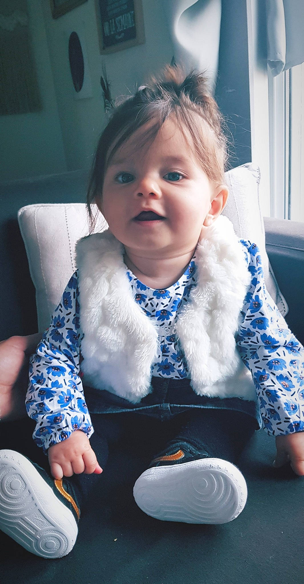 Thïa participe au concours pour gagner de l'argent avec cette photo : child, ear, neck, outerwear, person, sitting, smile, technology, toddler