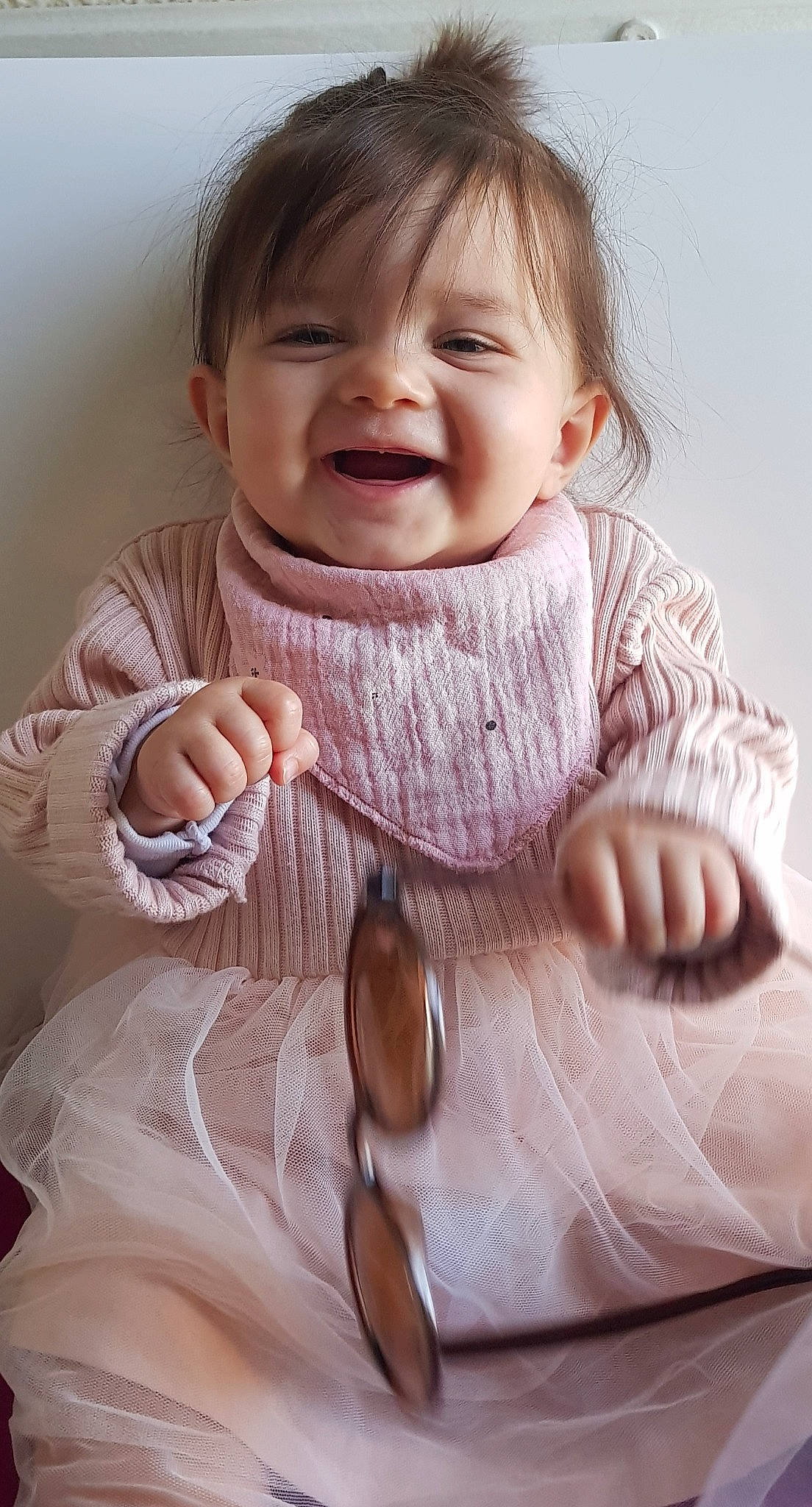 Thïa participe au concours pour gagner de l'argent avec cette photo : baby, cheek, child, facial_expression, finger, gesture, hand, laugh, nose, person, portrait_photography, product, skin, smile, thumb, toddler
