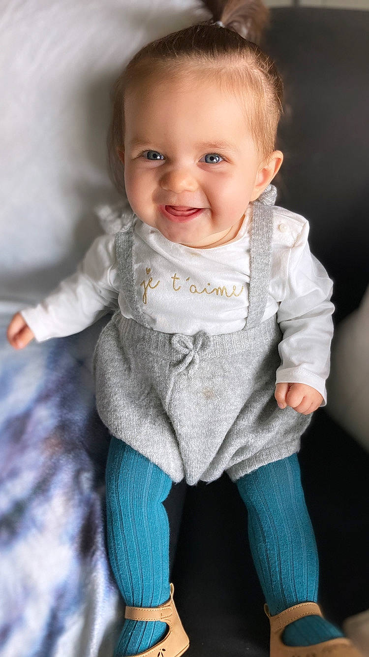Thïa a rejoint le concours — aidez-le/la à gagner de superbes lots ! baby, blond, blue, cheek, child, chin, eye, face, facial_expression, head, iris, joy, lip, nose, outerwear, person, product, sitting, skin, smile