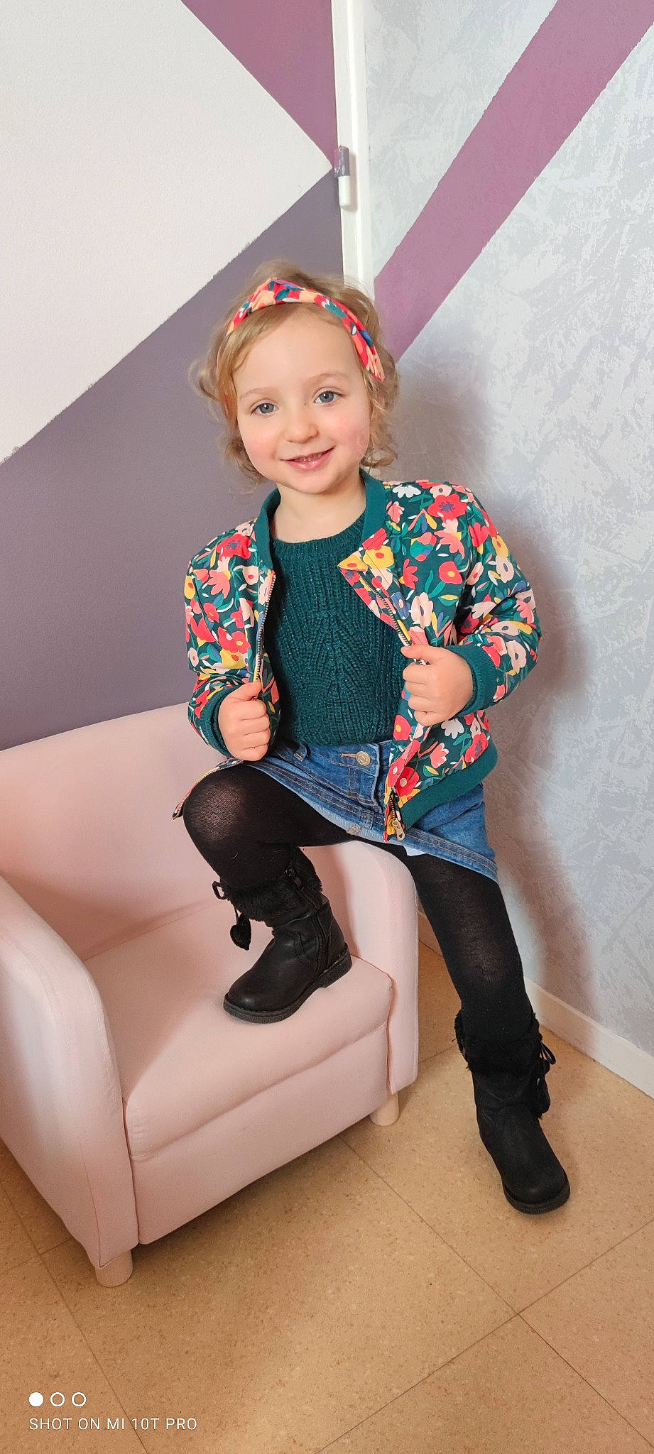 Jade a rejoint le concours — aidez-le/la à gagner de superbes lots ! arm, baby_toddler_clothing, clothing, dress, eye, face, fashion, flash_photography, hair, hairstyle, head, human_body, joy, knee, leg, lip, neck, organ, person, skin