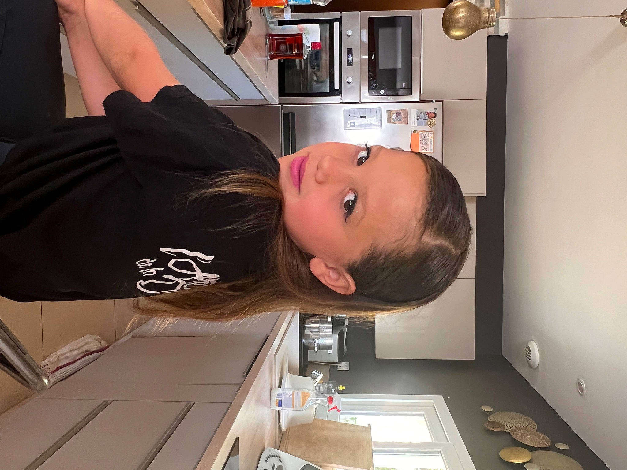 Giulia a rejoint le concours — aidez-le/la à gagner de superbes lots ! audio_equipment, automotive_design, baby, child, comfort, flooring, fun, house, machine, person, room, service, shelf, t_shirt, toddler