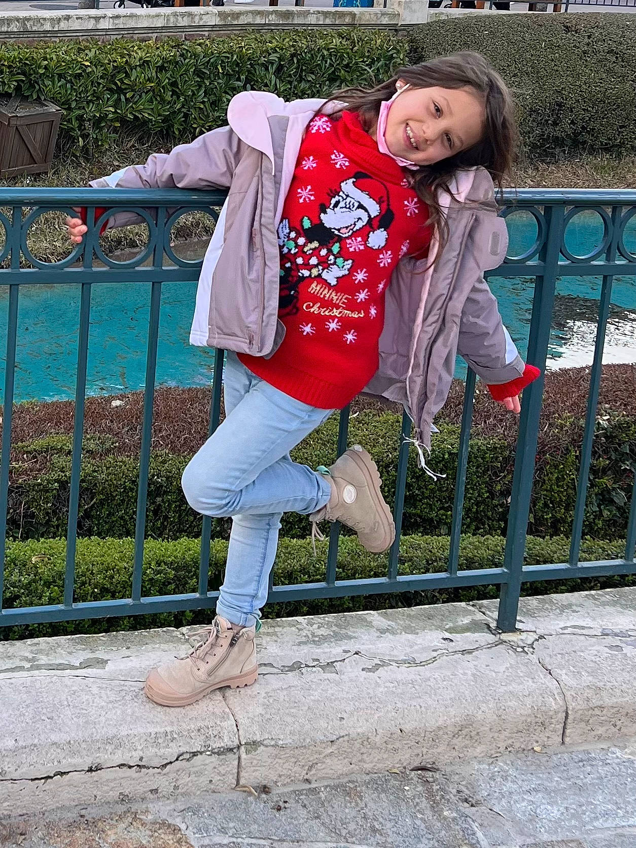 Giulia participe au concours pour gagner de l'argent avec cette photo : denim, fence, happy, human_leg, jacket, joy, knee, leg, leisure, magenta, outerwear, person, plant, recreation, shoe, sitting, sleeve, smile, sportswear, street_fashion