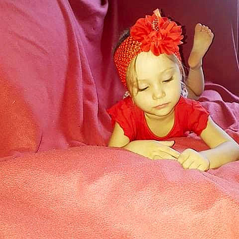 Lyana participe au concours pour gagner de l'argent avec cette photo : baby, child, face, figurine, hair_accessory, head, headgear, headpiece, headwear, orange, peach, person, pink, plant, red, skin, statue