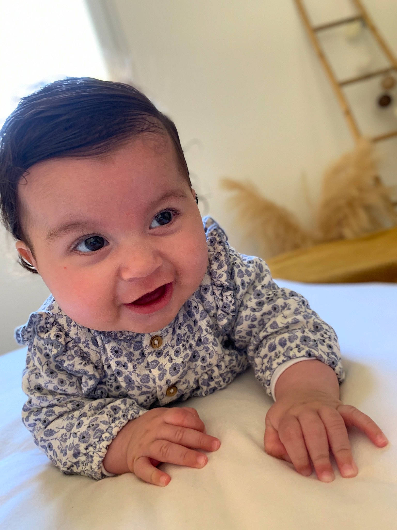 Sienna participe au concours pour gagner de l'argent avec cette photo : baby, baby_toddler_clothing, cheek, child, finger, floor, flooring, fun, gesture, hand, happy, hardwood, nose, person, sitting, skin, sleeve, smile, thumb, toddler