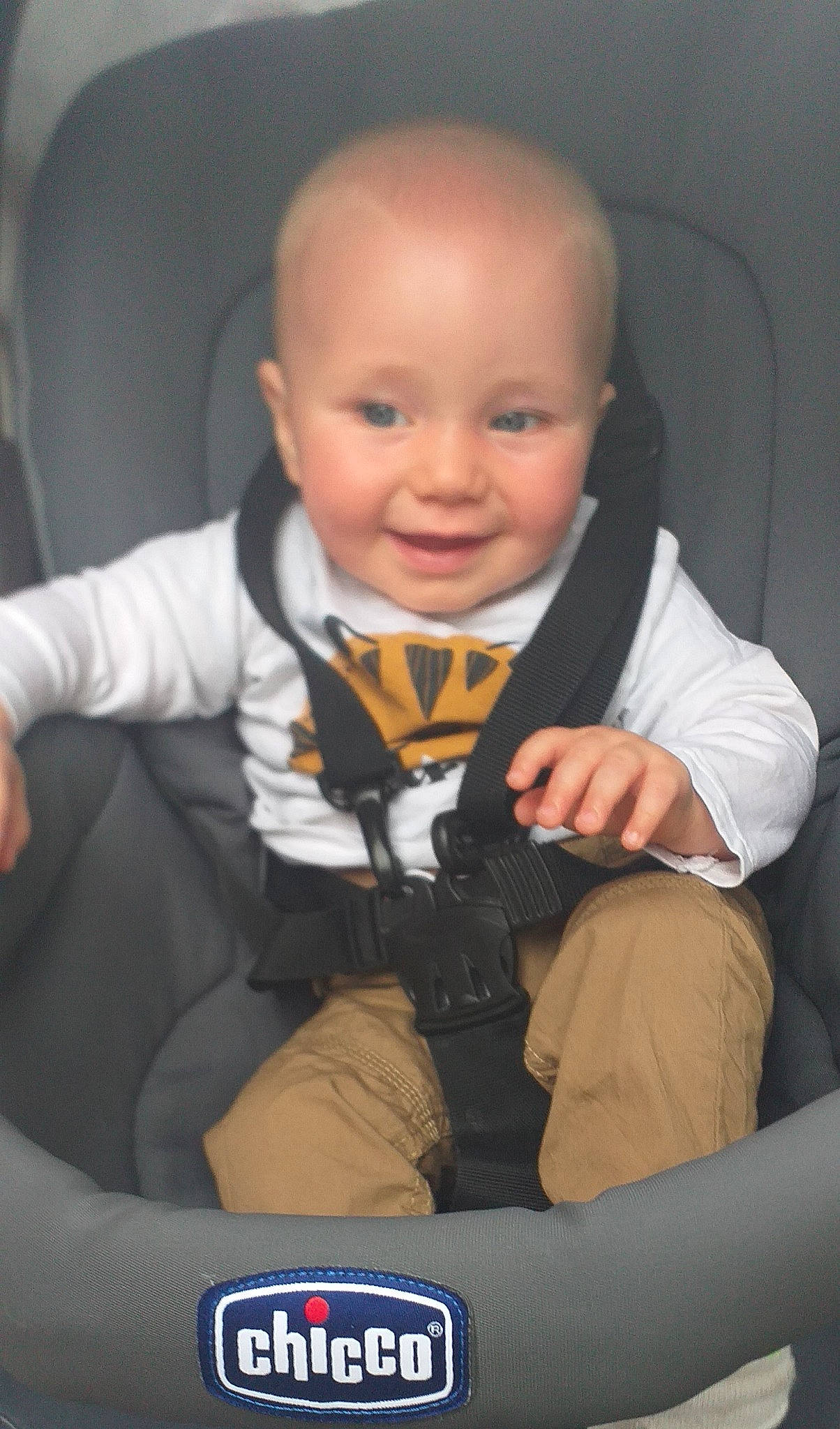 Ryan participe au concours pour gagner de l'argent avec cette photo : auto_part, baby, baby_carriage, baby_in_car_seat, baby_products, car_seat, child, comfort, joy, person, product, seat_belt, toddler