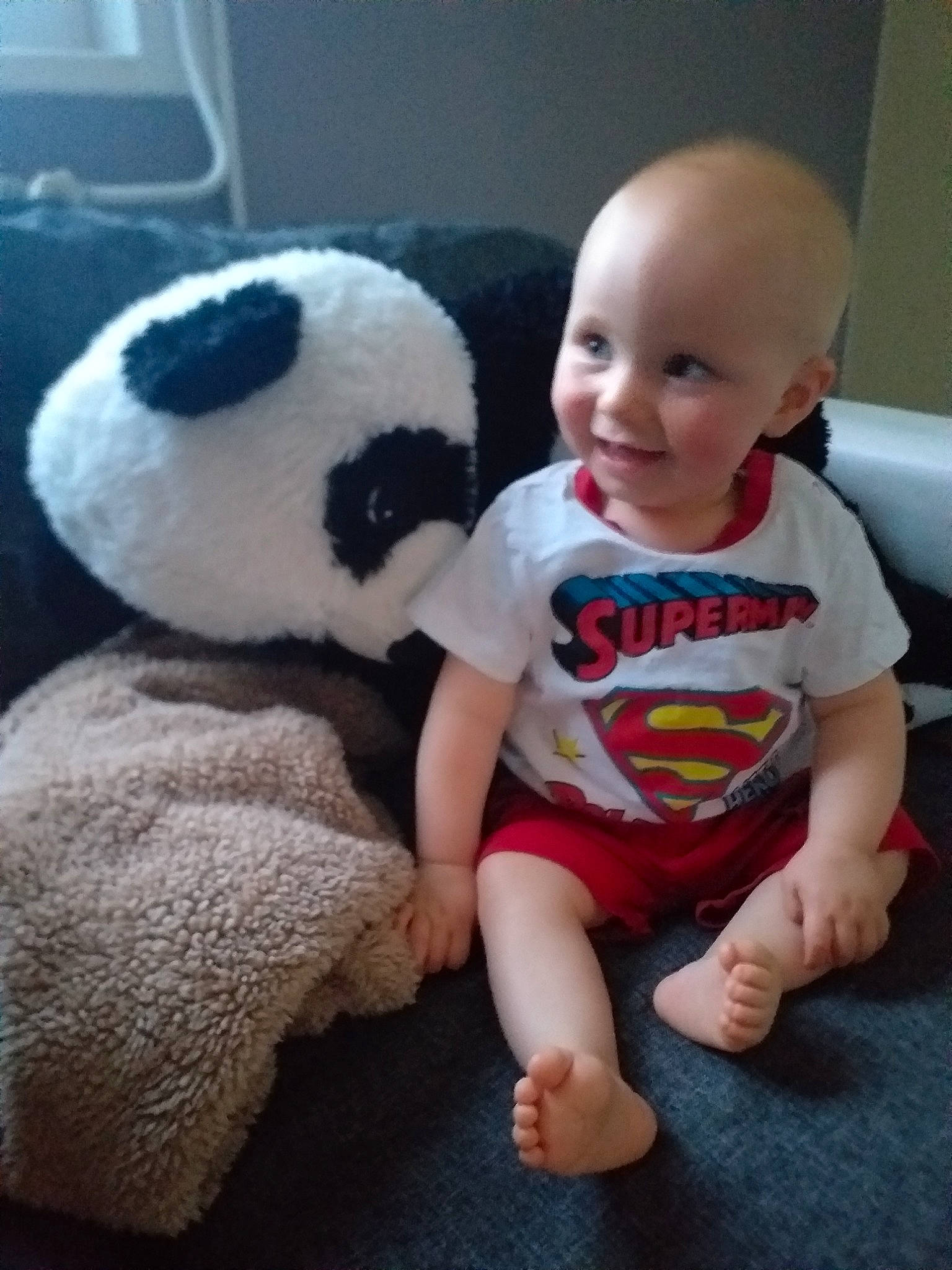Ryan a rejoint le concours — aidez-le/la à gagner de superbes lots ! baby, beanie, child, cool, head, headgear, joy, leg, nose, panda, person, play, plush, skin, smile, stuffed_toy, teddy_bear, textile, toddler, toy