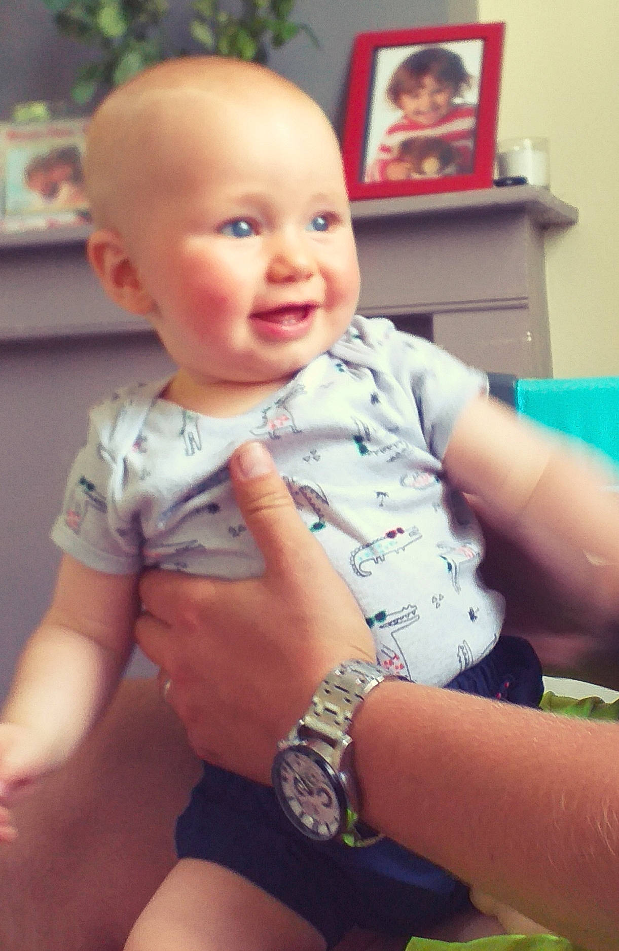 Ryan a rejoint le concours — aidez-le/la à gagner de superbes lots ! abdomen, arm, baby, baby_toddler_clothing, cheek, child, finger, leg, person, sitting, skin, smile, thumb, toddler