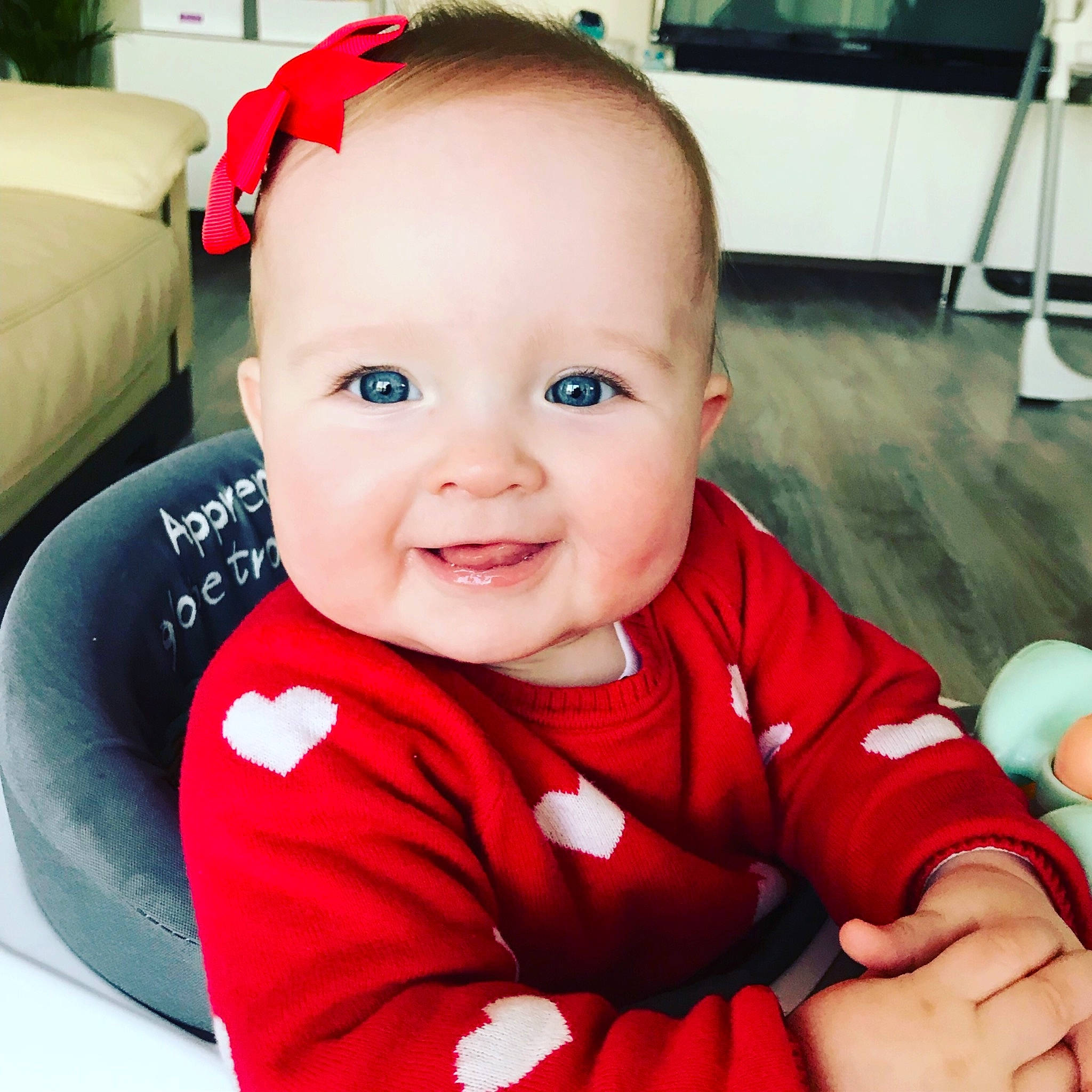 Adélina a rejoint le concours — aidez-le/la à gagner de superbes lots ! baby, baby_products, baby_toddler_clothing, beauty, cheek, child, eye, face, happy, head, joy, lip, nose, person, product, red, sitting, skin, smile, toddler