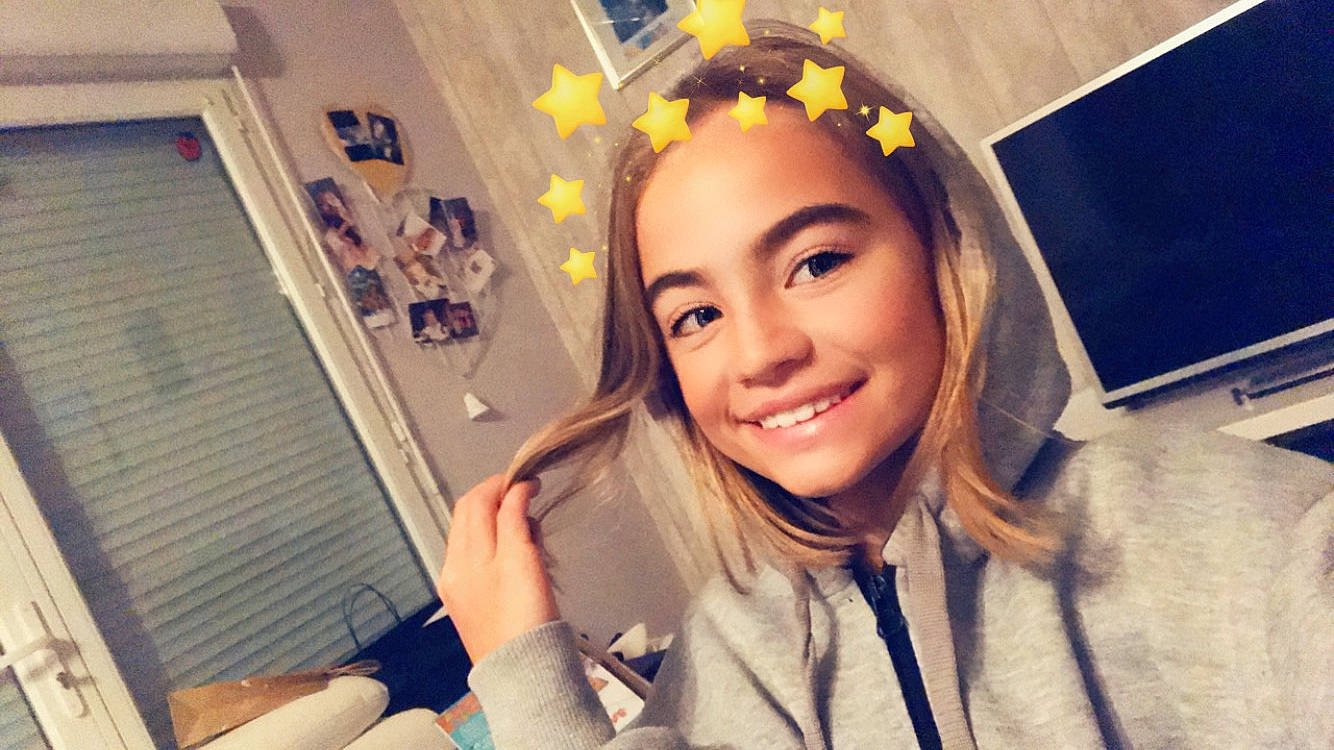 Camille a rejoint le concours — aidez-le/la à gagner de superbes lots ! beauty, black_hair, blond, brown_hair, cool, eye, eyebrow, face, forehead, fun, hair, hairstyle, happy, head, headgear, joy, lip, long_hair, person, photography