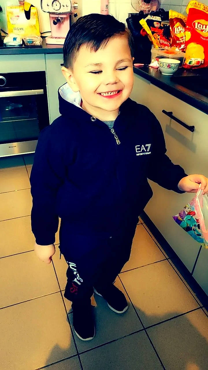 Marvin participe au concours pour gagner de l'argent avec cette photo : child, cool, electric_blue, flooring, hair, hairstyle, happy, home_appliance, joy, kitchen_appliance, person, photograph, shoe, shoulder, sleeve, smile, snapshot, sportswear, standing, t_shirt