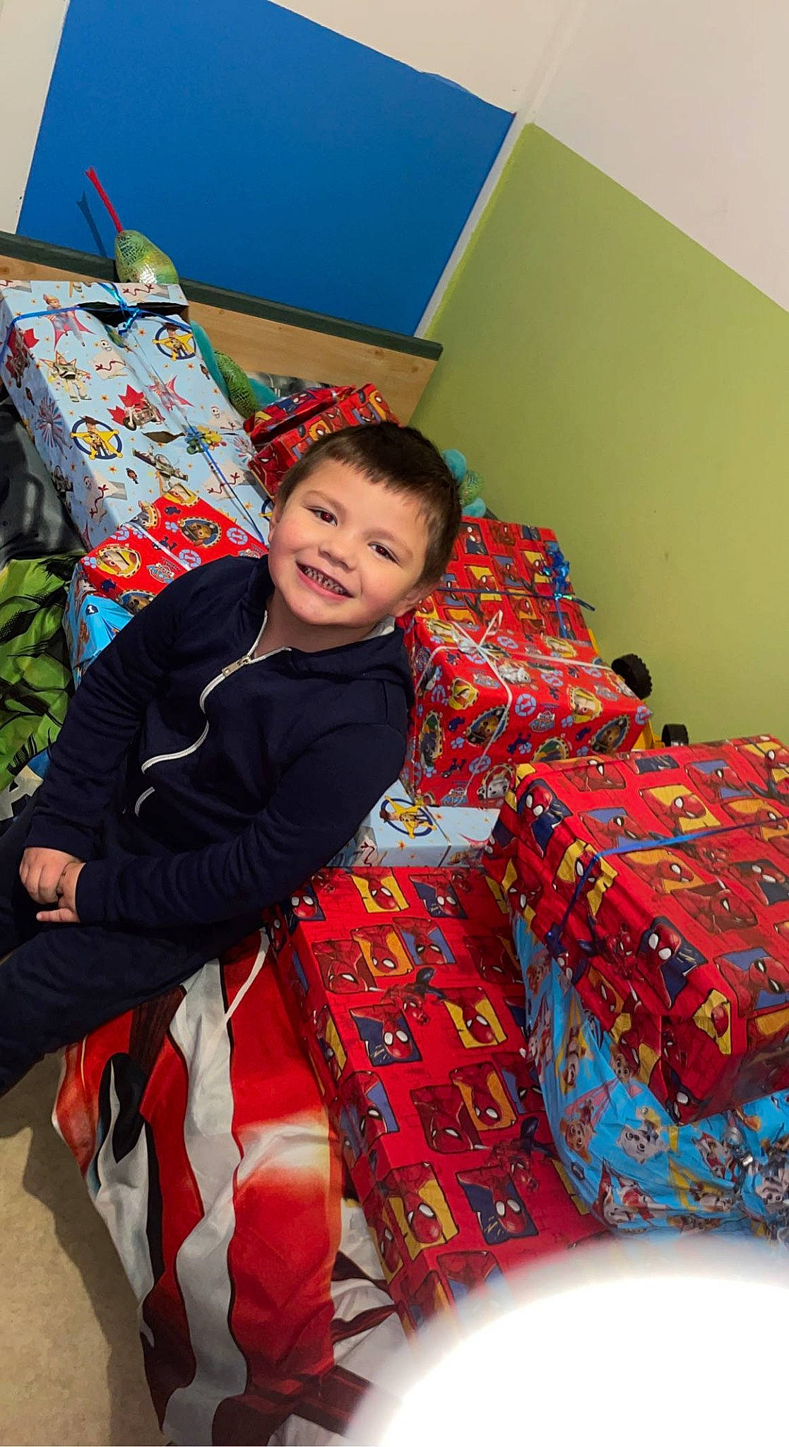 Marvin participe au concours pour gagner de l'argent avec cette photo : bag, bedding, child, comfort, flooring, fun, hairstyle, happy, joy, leisure, linens, luggage_and_bags, magenta, pattern, person, room, sitting, sleeve, smile, textile