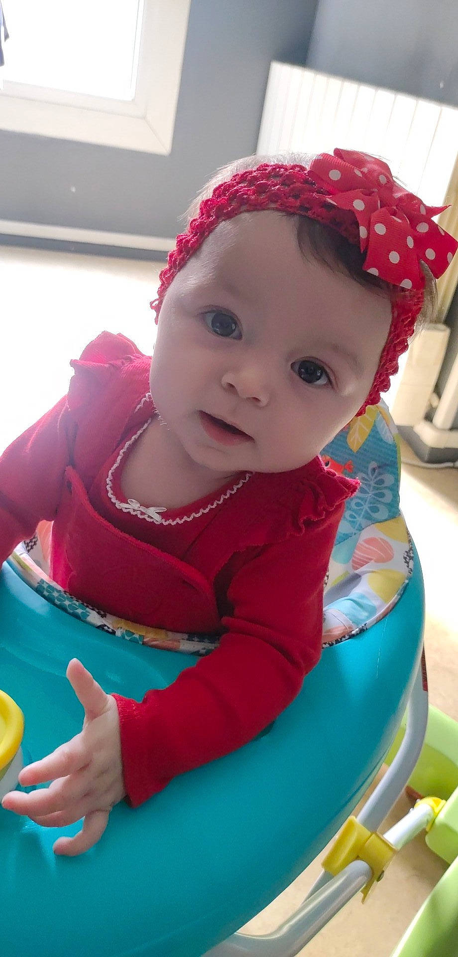 Mélina a rejoint le concours — aidez-le/la à gagner de superbes lots ! baby, baby_playing_with_toys, baby_toddler_clothing, cap, cheek, child, facial_expression, fun, happy, hat, headwear, human_body, leisure, magenta, people, person, pink, red, sitting, skin